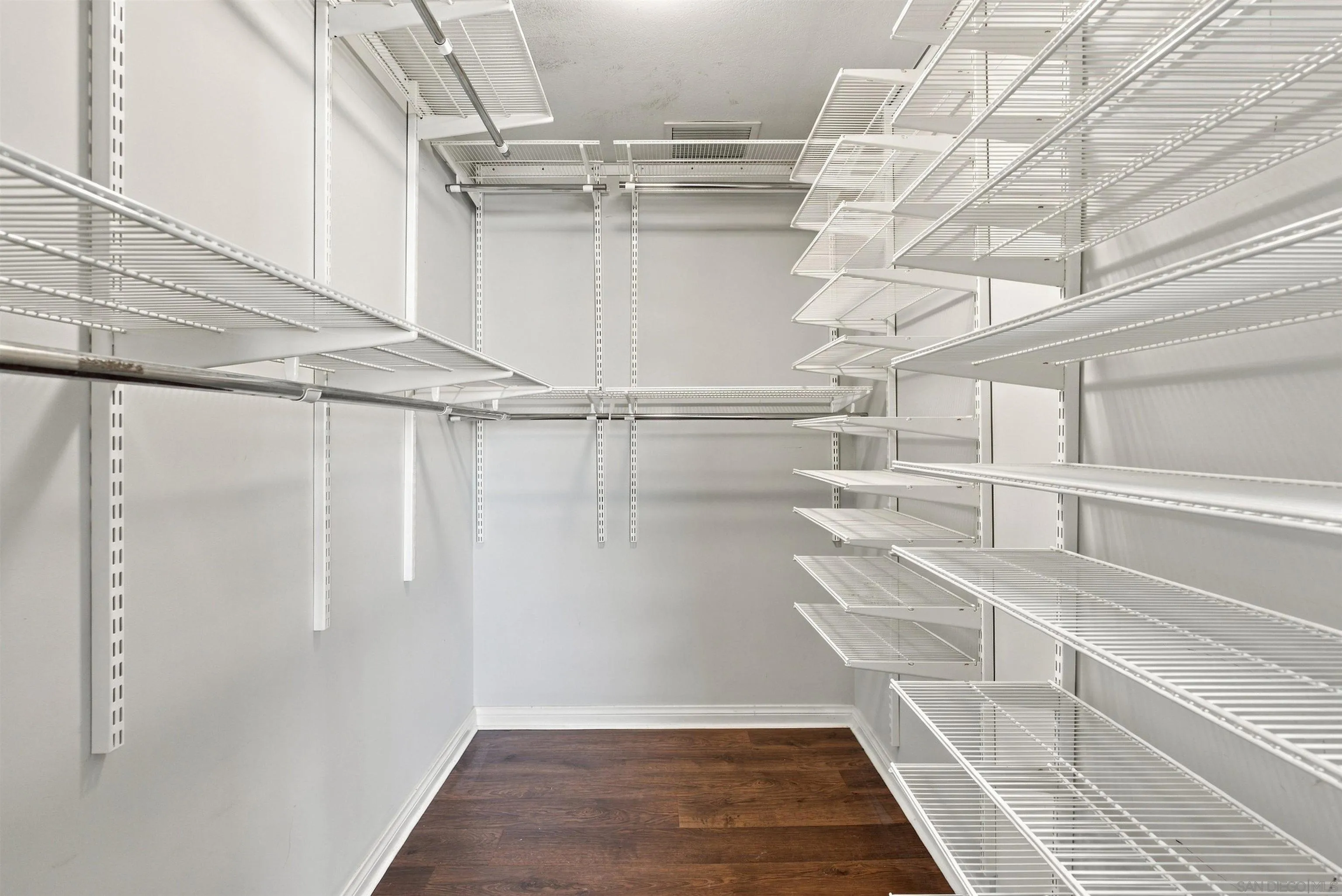 https://cdn.realtyfeed.com/cdn/127/260024113/dc10a523d6074a23db177880195b165b.webp