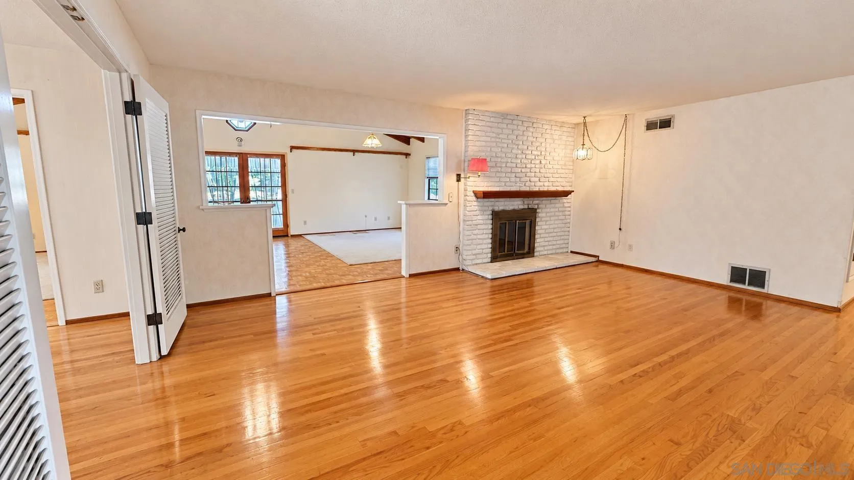 https://cdn.realtyfeed.com/cdn/127/260024153/38fe49c43a77d0c71e51ac4430148c0b.webp