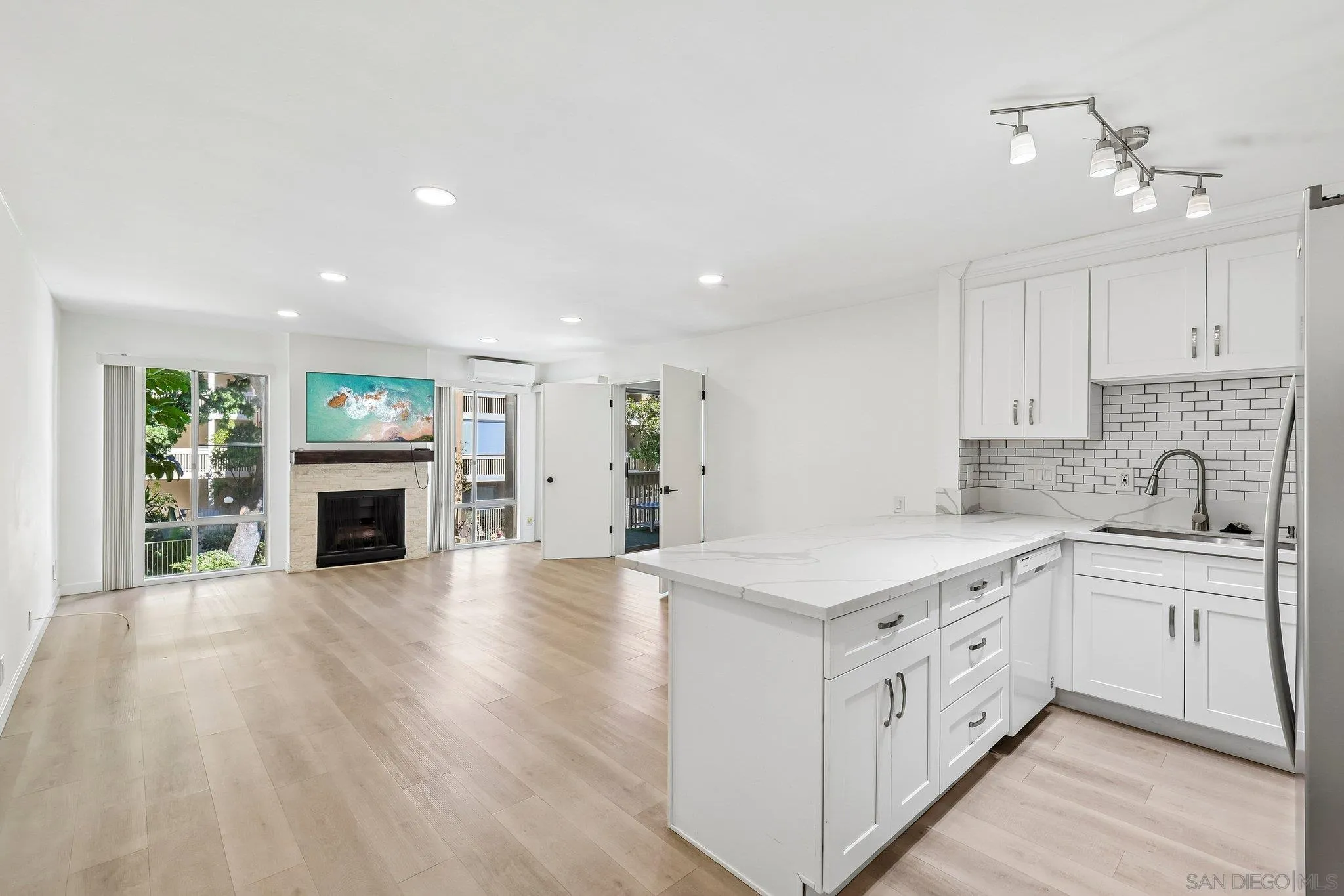 https://cdn.realtyfeed.com/cdn/127/260024202/38b2c0aaa01040e34628e30323f73c91.webp