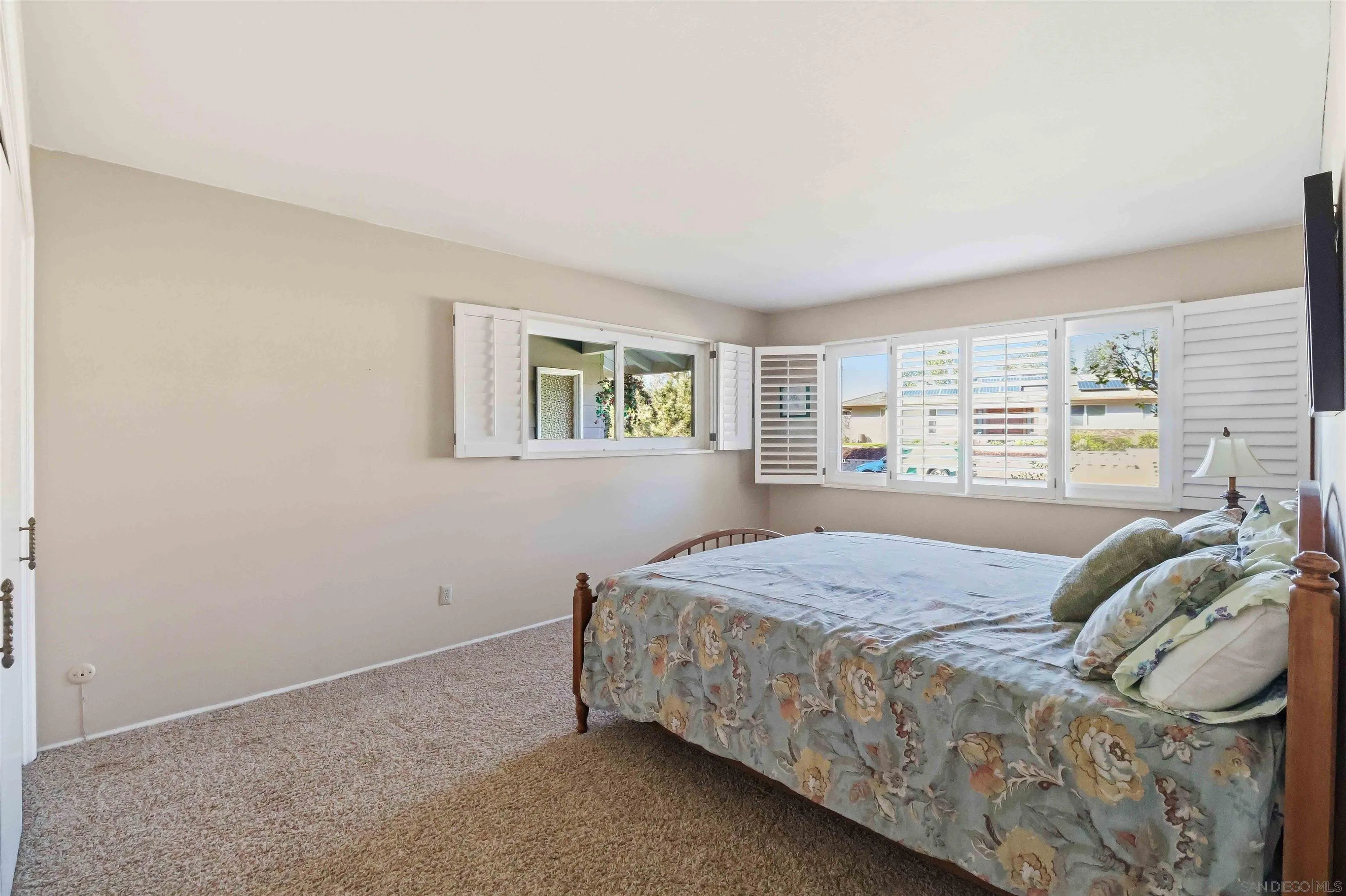 https://cdn.realtyfeed.com/cdn/127/260024213/85fd9b43d2d6383e16cfe4f469f52626.webp