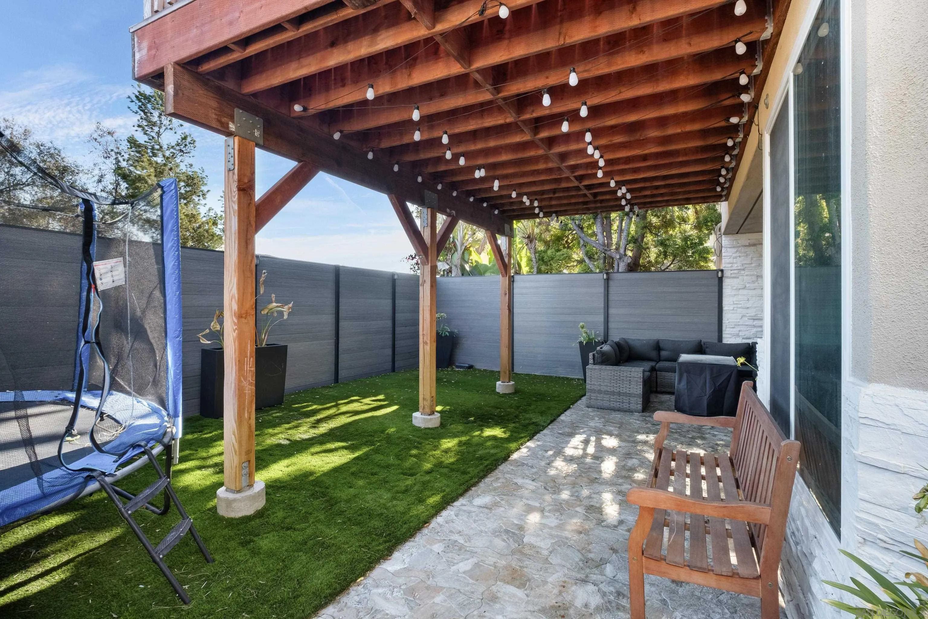 https://cdn.realtyfeed.com/cdn/127/260024215/711b24e71100301796d94bf59e4e0119.webp
