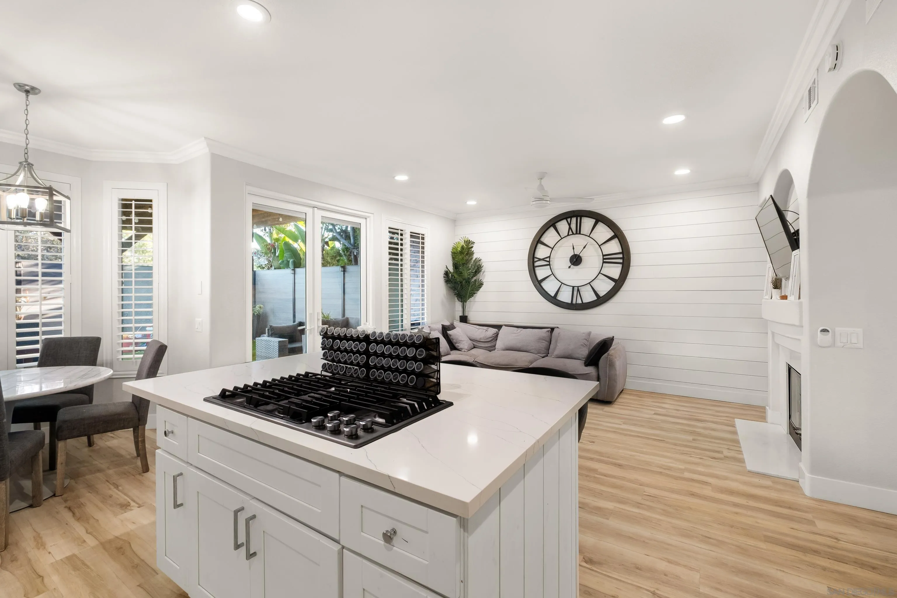 https://cdn.realtyfeed.com/cdn/127/260024215/9d84c58aec6db9a7074aefb30ddaf052.webp