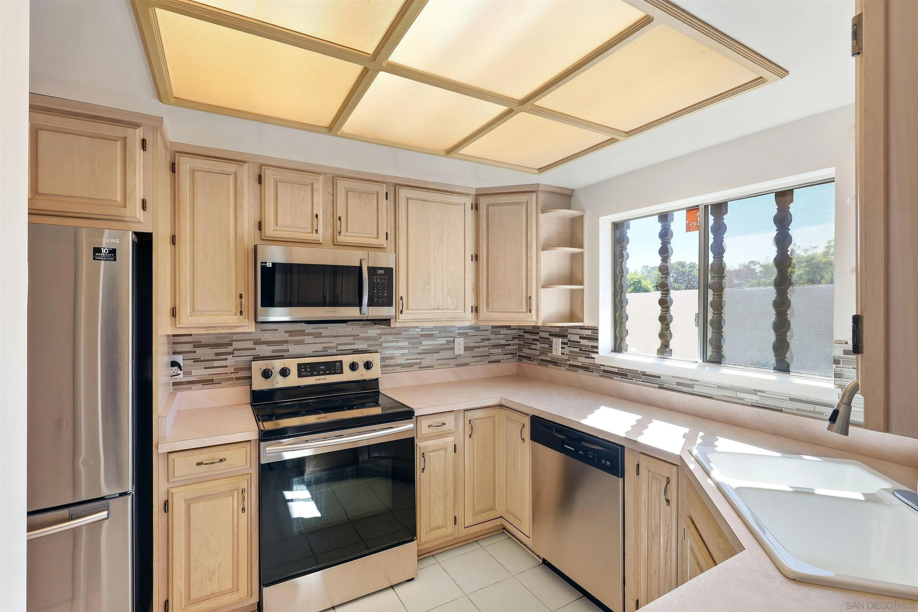https://cdn.realtyfeed.com/cdn/127/260024220/c747247d3a435aa1c794751cc7f4160f.webp