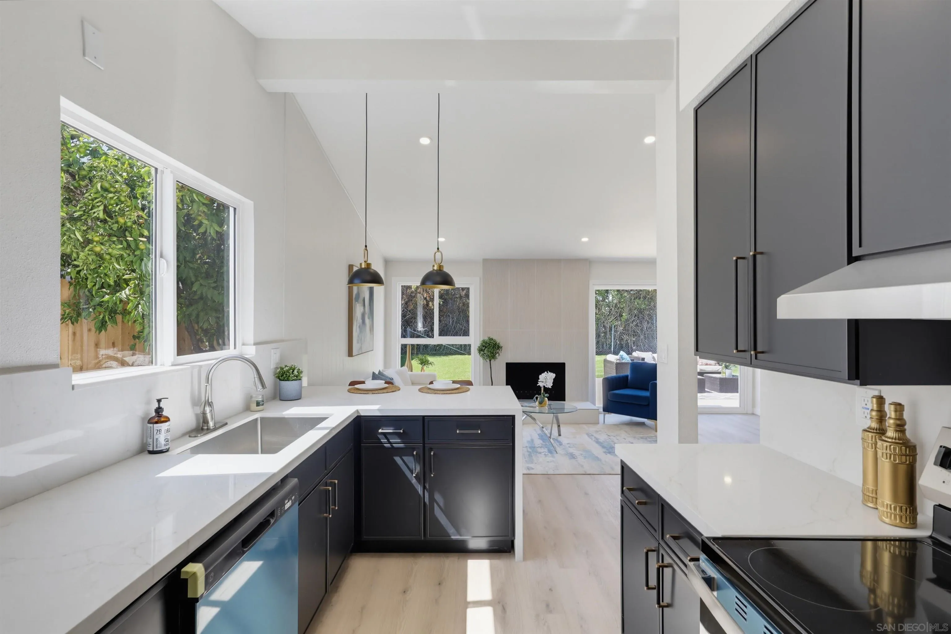 https://cdn.realtyfeed.com/cdn/127/260024223/098eef1dce9a384c70d499bc68635271.webp