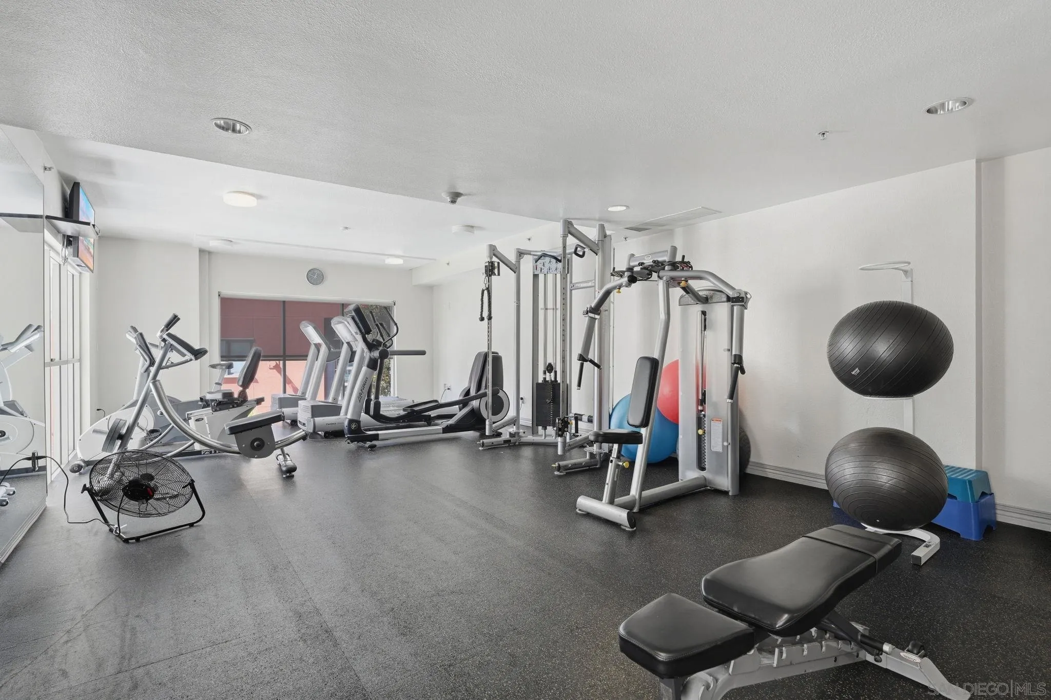 https://cdn.realtyfeed.com/cdn/127/260024234/008c76143fe23e869af39f57691577cb.webp