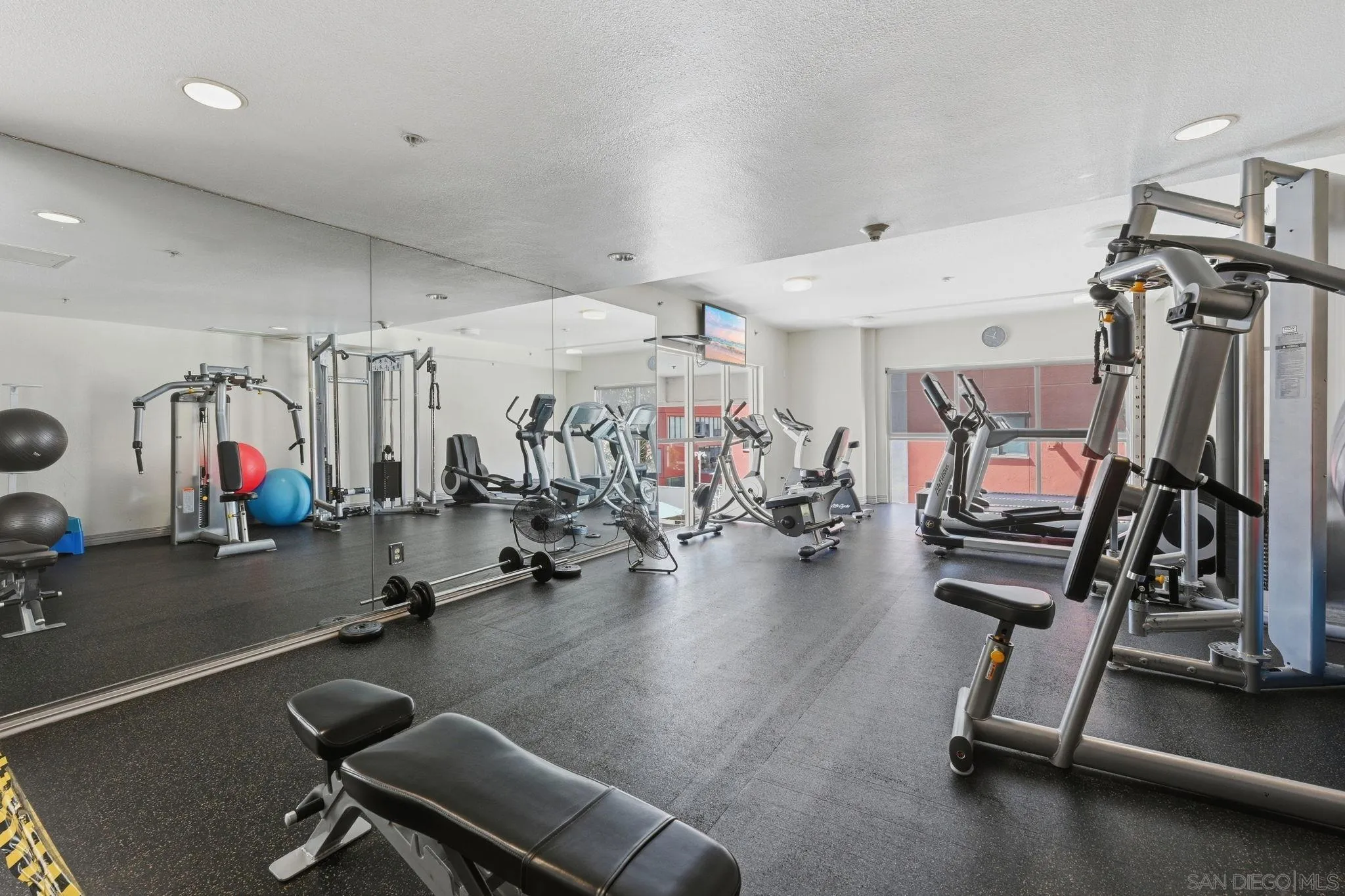 https://cdn.realtyfeed.com/cdn/127/260024234/a4c82e584e3153a8a0240bdb2a311de1.webp