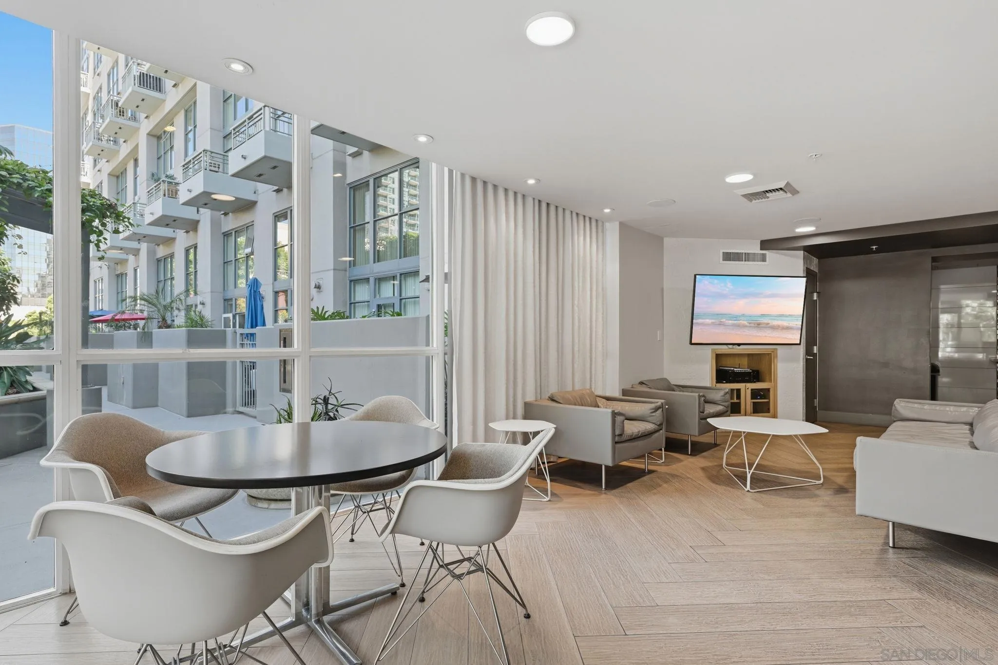 https://cdn.realtyfeed.com/cdn/127/260024234/eecc1fd8e98fb0610887478c26087eb6.webp