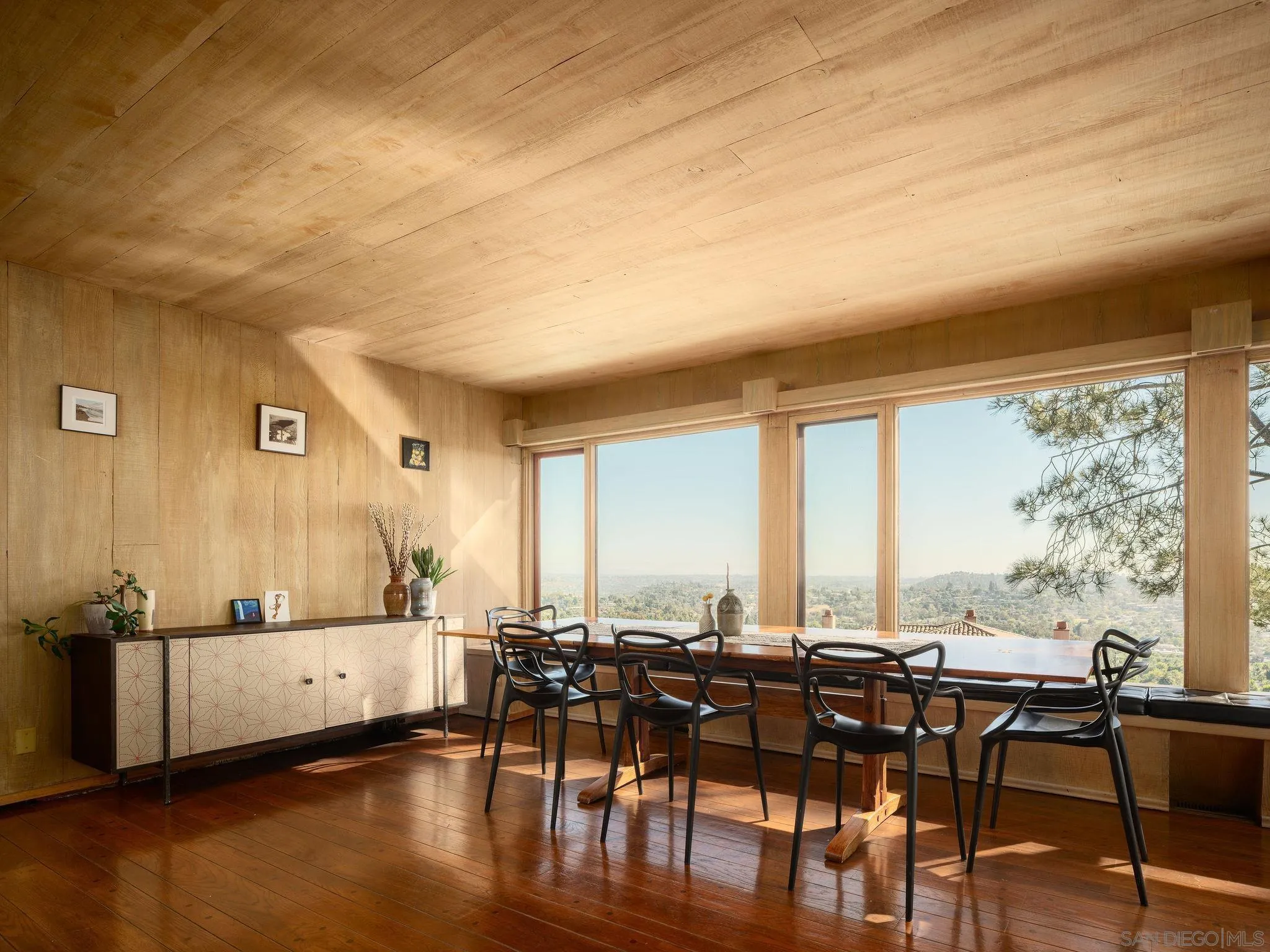 https://cdn.realtyfeed.com/cdn/127/260024236/66c2d53e085f3bfd758eb852b6c66410.webp
