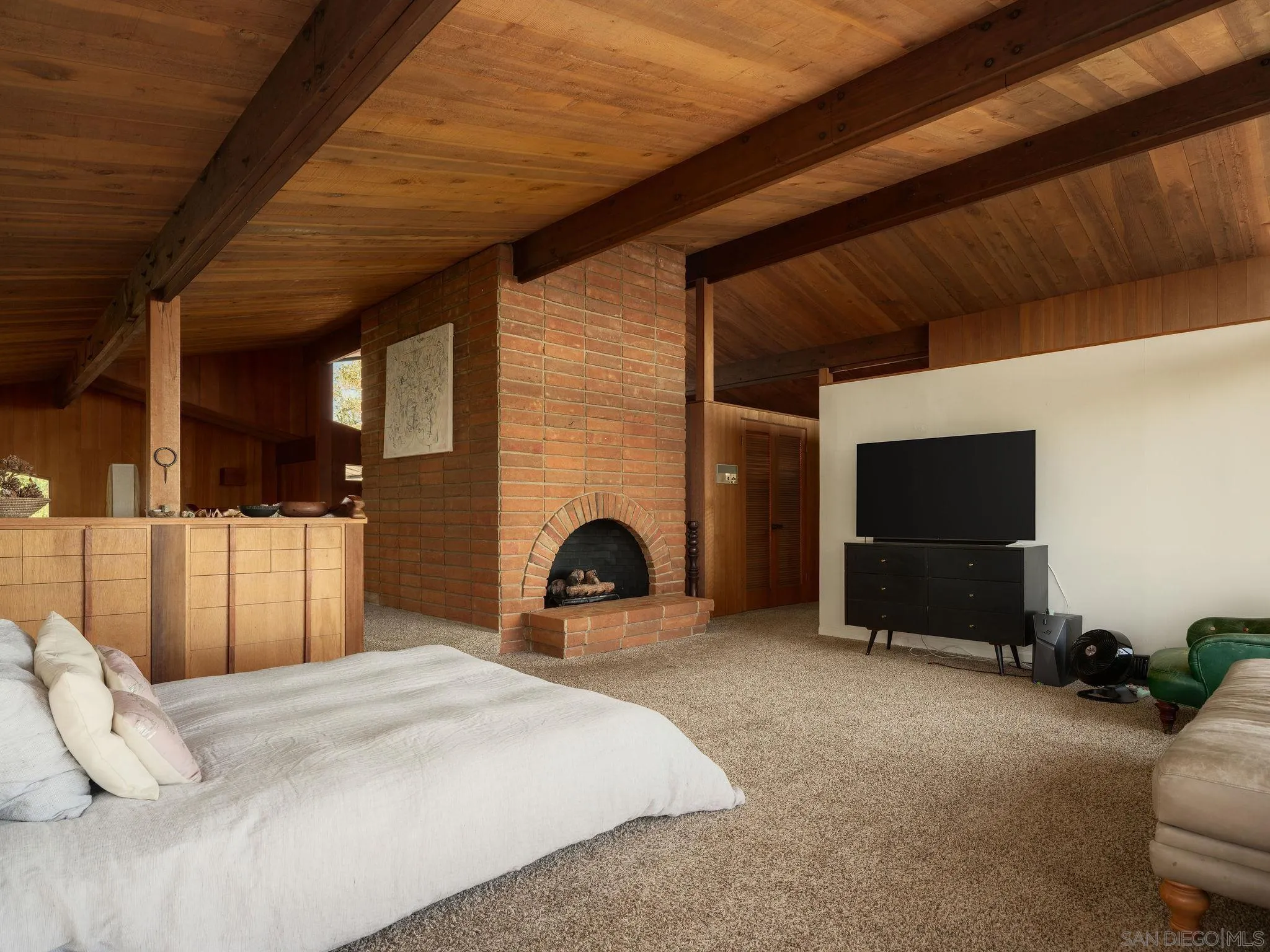 https://cdn.realtyfeed.com/cdn/127/260024236/fb211c5f6cf0a9a42ac88e3ec89a559d.webp