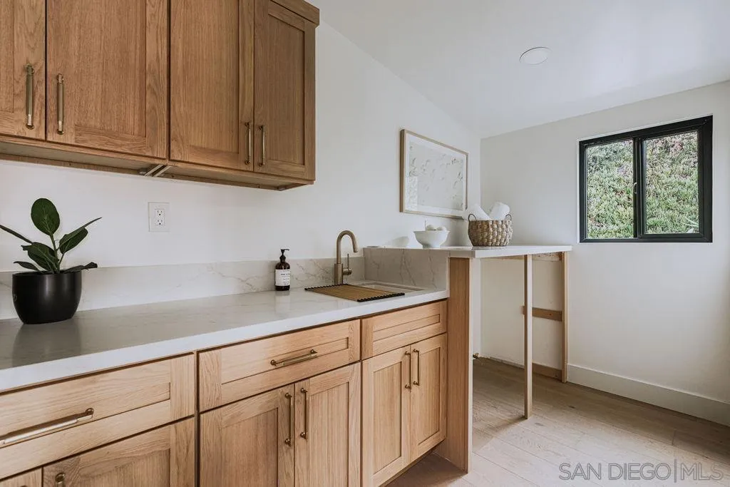 https://cdn.realtyfeed.com/cdn/127/260024243/37ef2a3ca1d5a7da85d992e3d9e51b63.webp