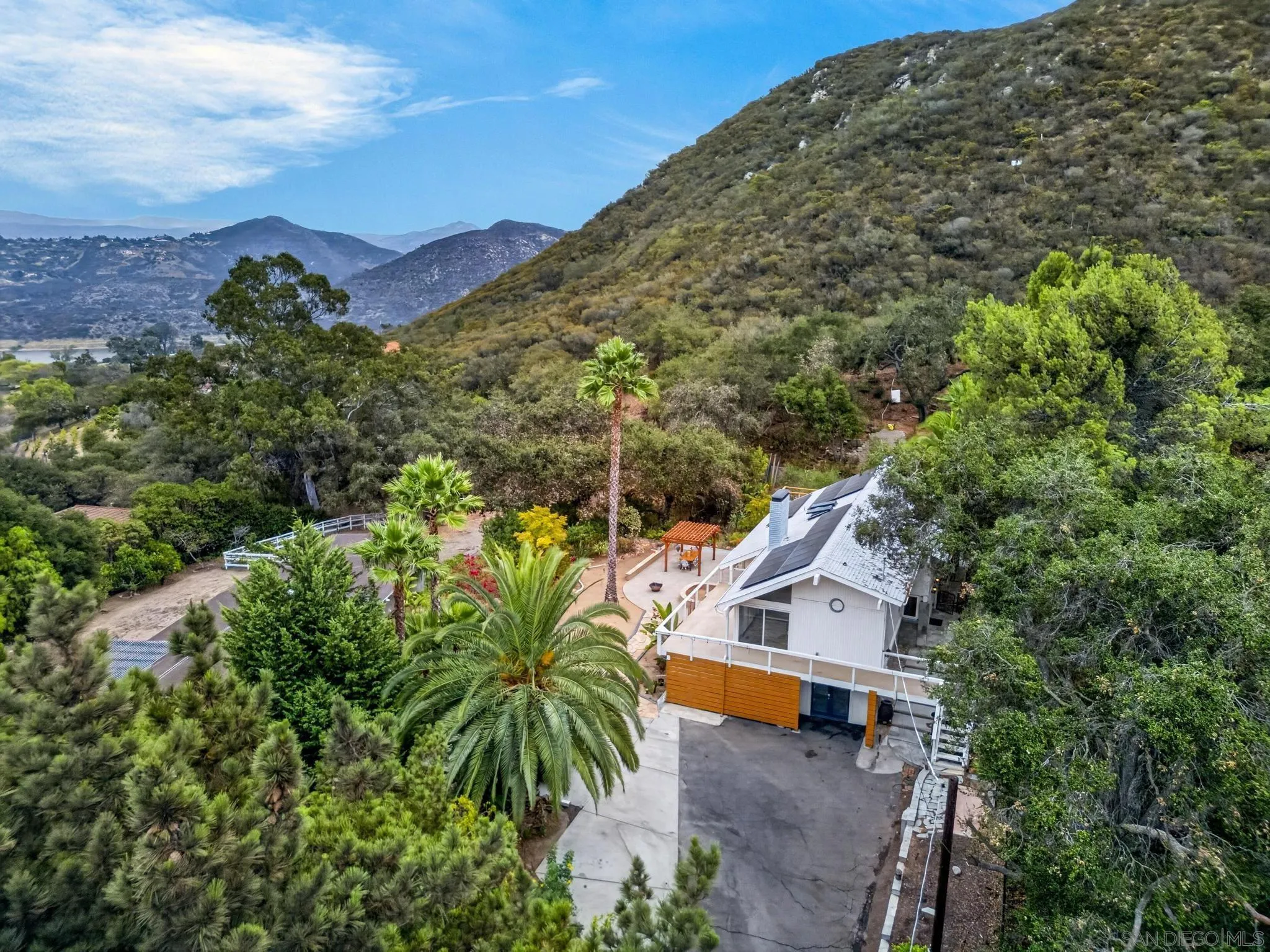 https://cdn.realtyfeed.com/cdn/127/260024305/442b16b34ce896f29e0959845ba3ac40.webp