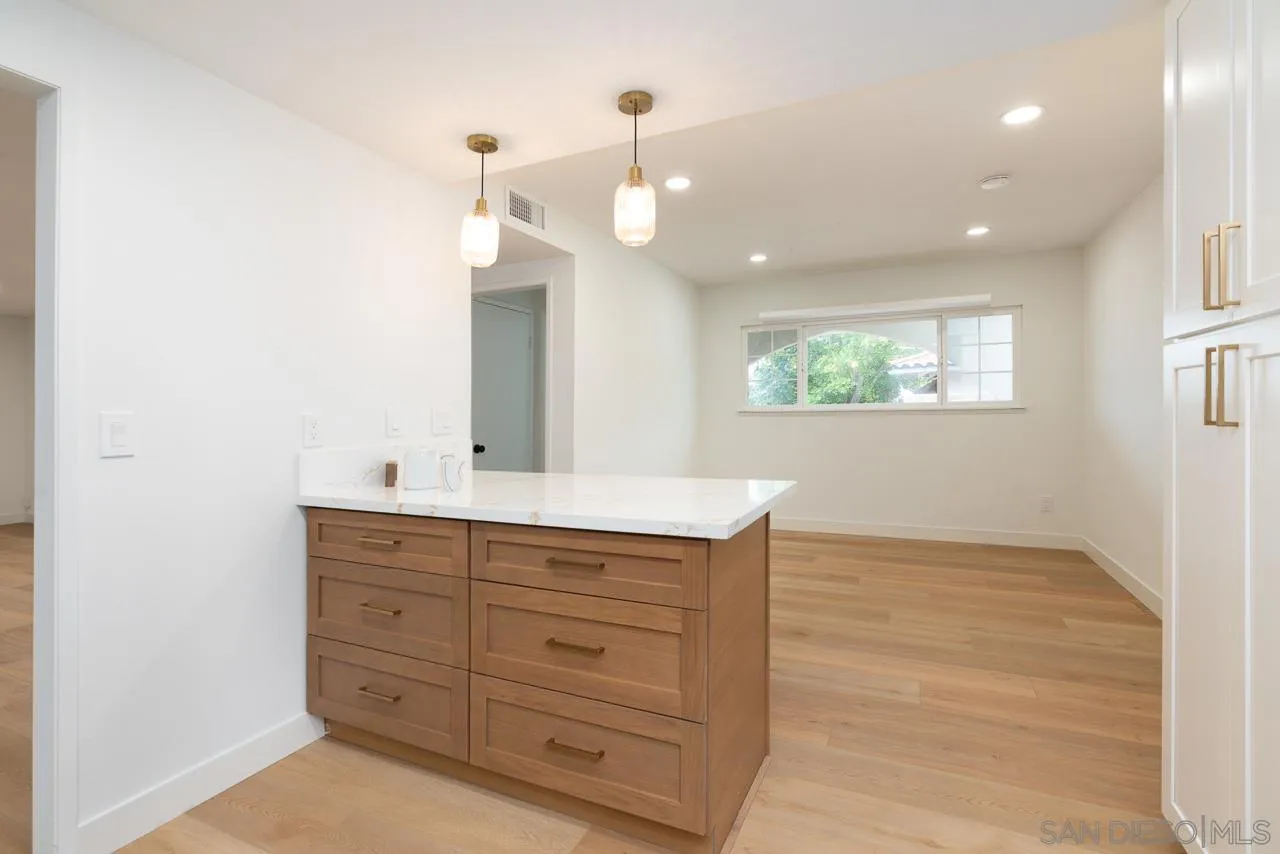 https://cdn.realtyfeed.com/cdn/127/260024314/203ce98a80bc57474f3ec8e6d8fbed5f.webp