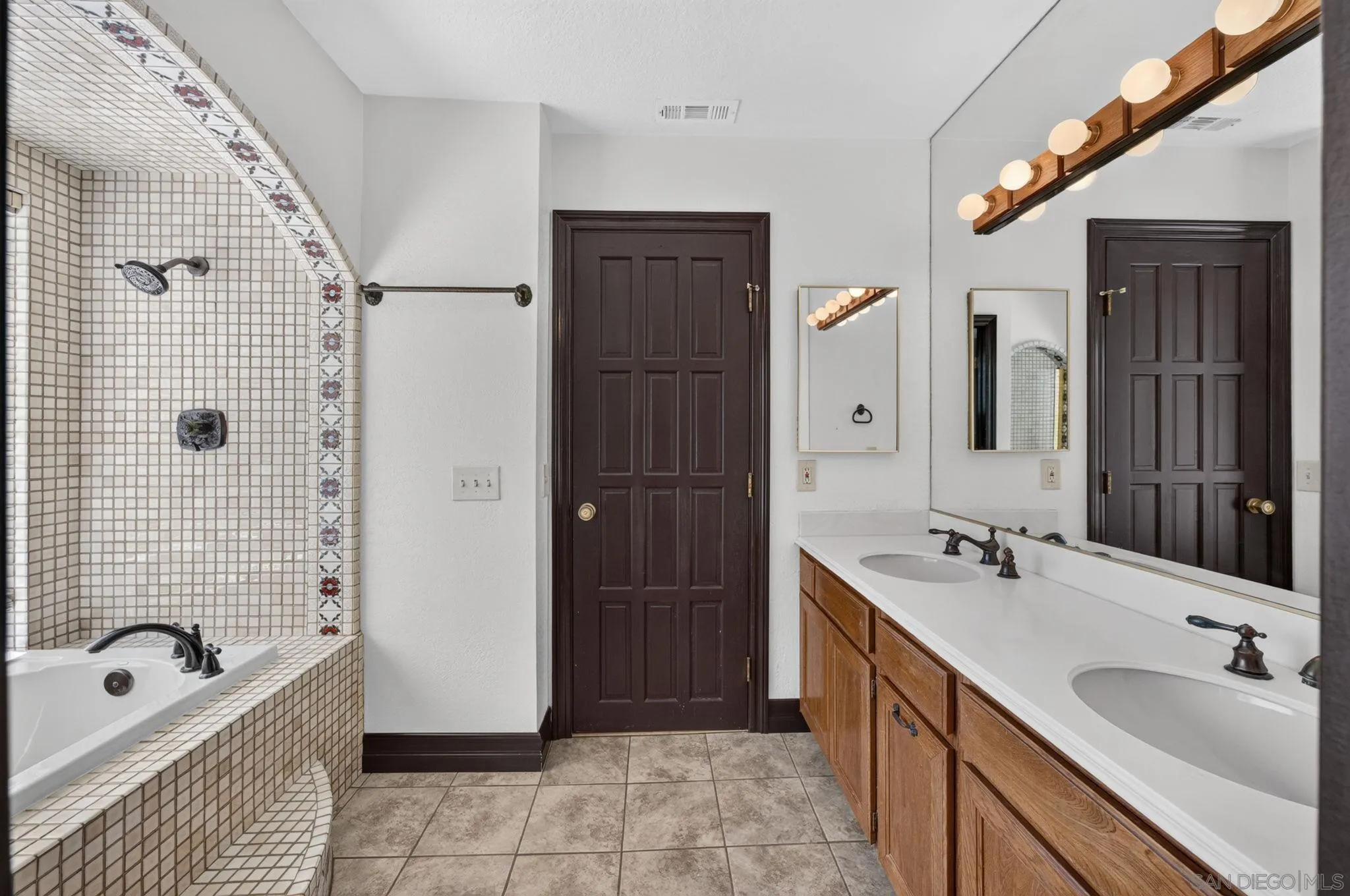 https://cdn.realtyfeed.com/cdn/127/260024340/d5872b0859dd64cbcd7901ab0f51601c.webp