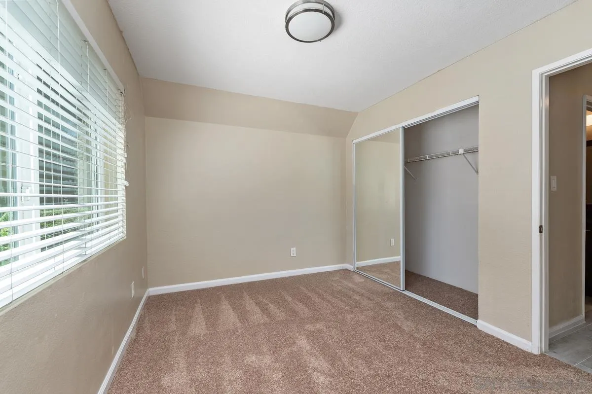 https://cdn.realtyfeed.com/cdn/127/260024360/841bb379c53cf5195da9c00f27b65618.webp