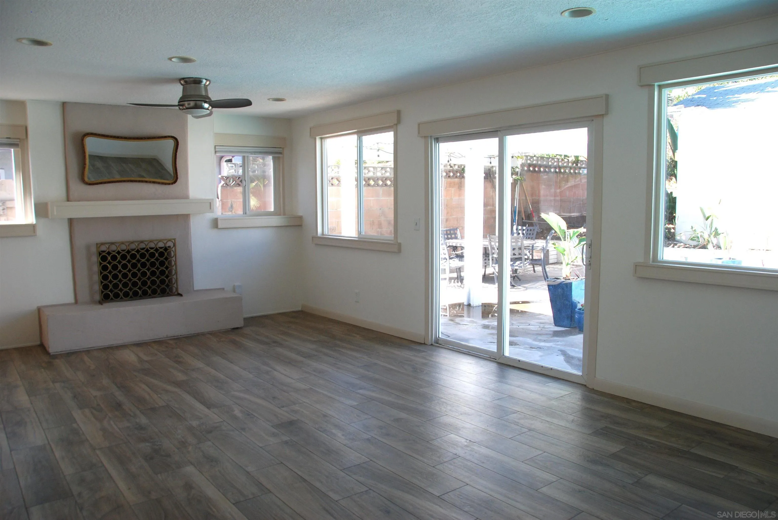 https://cdn.realtyfeed.com/cdn/127/260024363/c7ed6dcaadee4603faabf49d41dd8770.webp