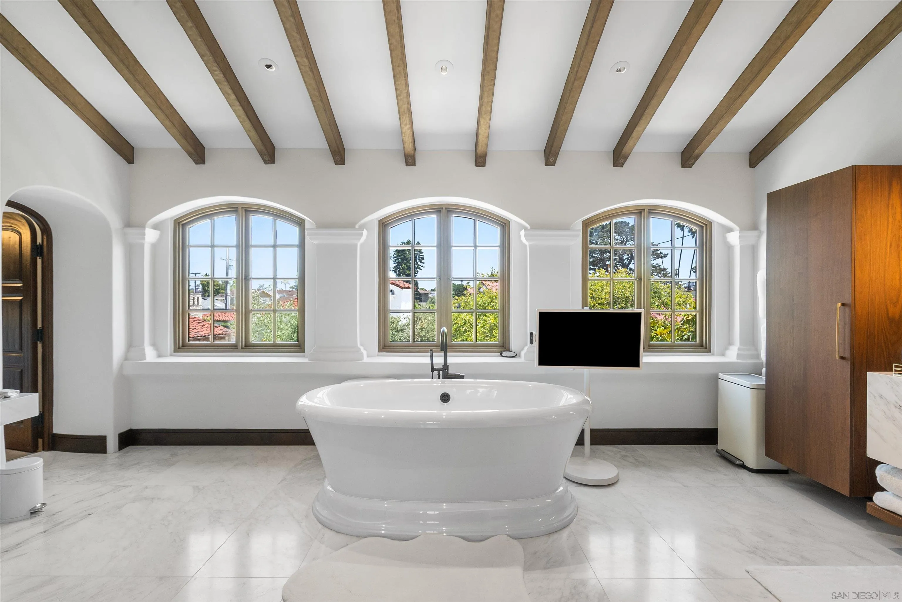 https://cdn.realtyfeed.com/cdn/127/260024374/7477ffba4518ce94bb47d2cc25f3c2a4.webp