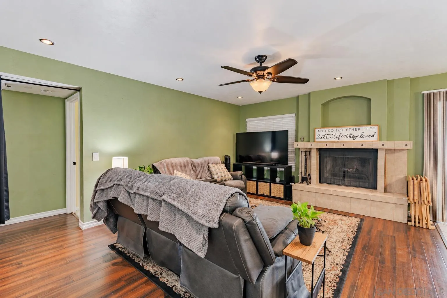 https://cdn.realtyfeed.com/cdn/127/260024375/66269b2c1a18e8bc13a5c804ed0f5b75.webp