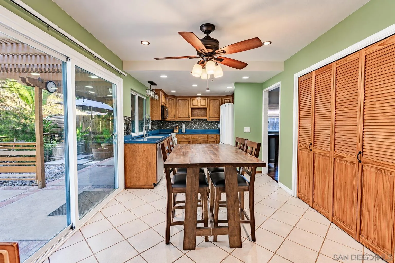 https://cdn.realtyfeed.com/cdn/127/260024375/7670b07b1a9b9a40e788636bf305fc32.webp