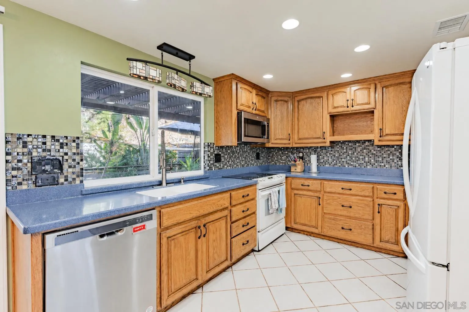 https://cdn.realtyfeed.com/cdn/127/260024375/a09666a0d4f97d03d0fad071698c1659.webp