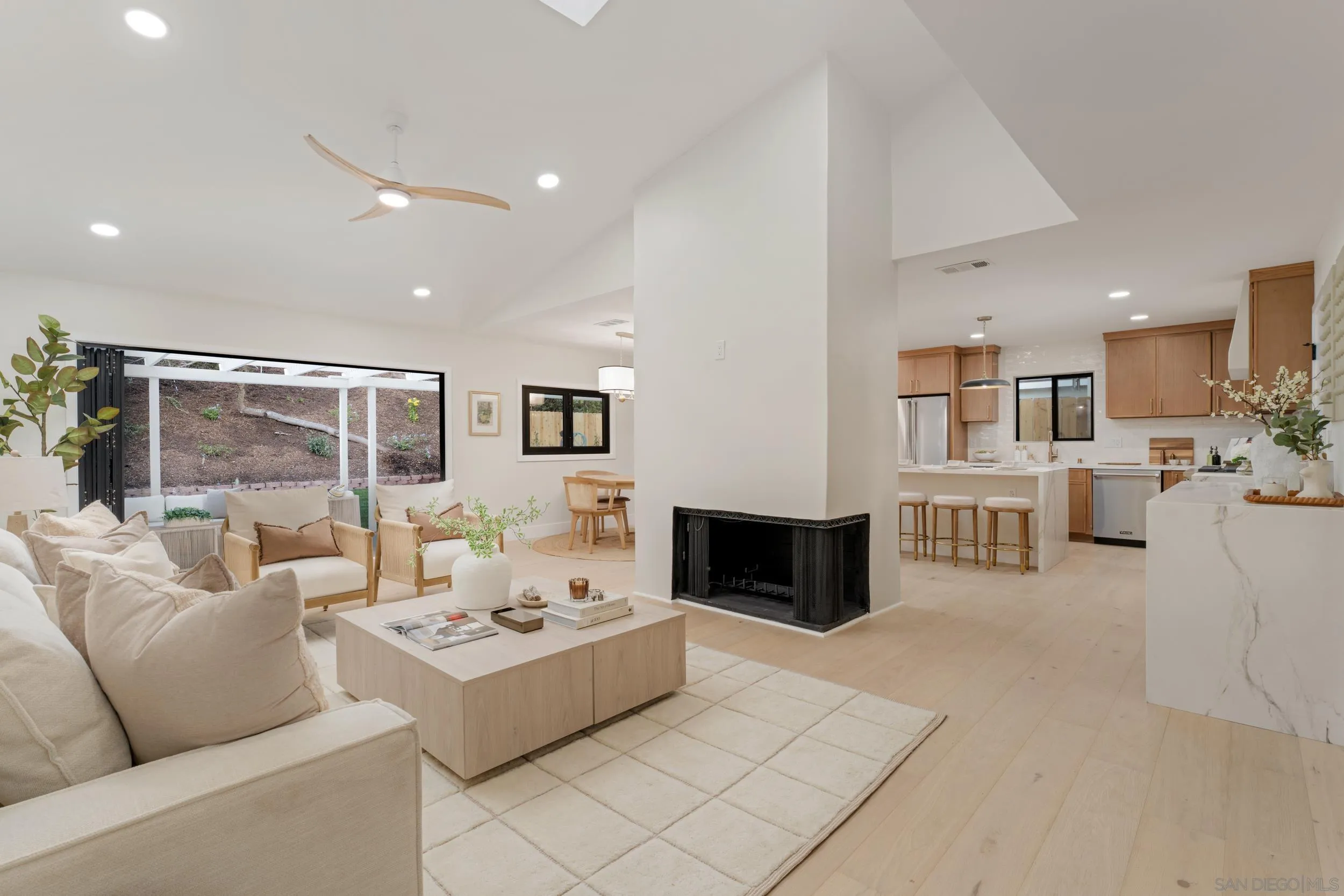 https://cdn.realtyfeed.com/cdn/127/260024376/761283d4ab852d9008ed1ab022236b59.webp