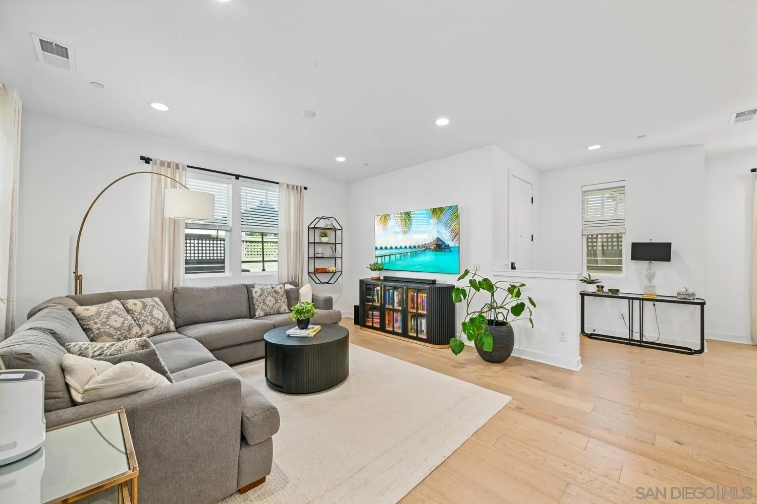 https://cdn.realtyfeed.com/cdn/127/260024394/23646bdb6fb551428dd5d44a4674b146.webp
