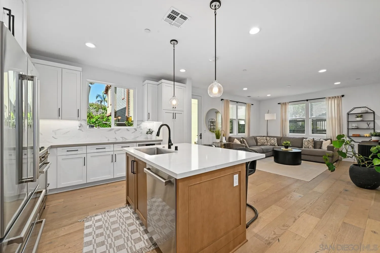 https://cdn.realtyfeed.com/cdn/127/260024394/4bcbee038f4b50d46220fc13dc51ca18.webp