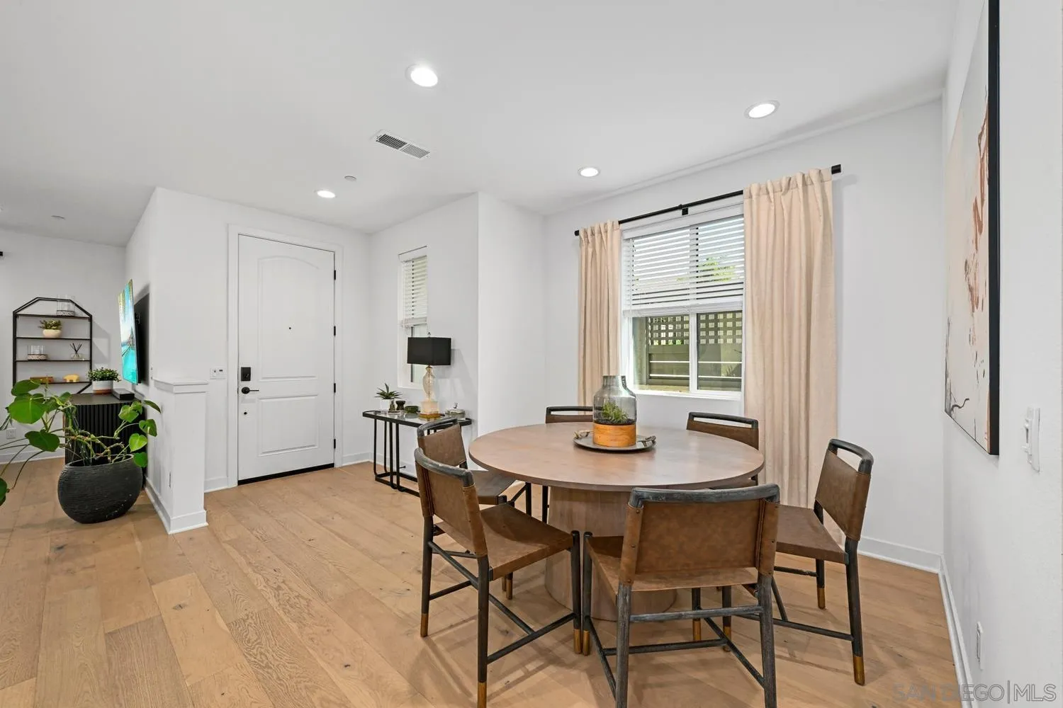 https://cdn.realtyfeed.com/cdn/127/260024394/63390f967952b55ca8f3ea447b17b931.webp