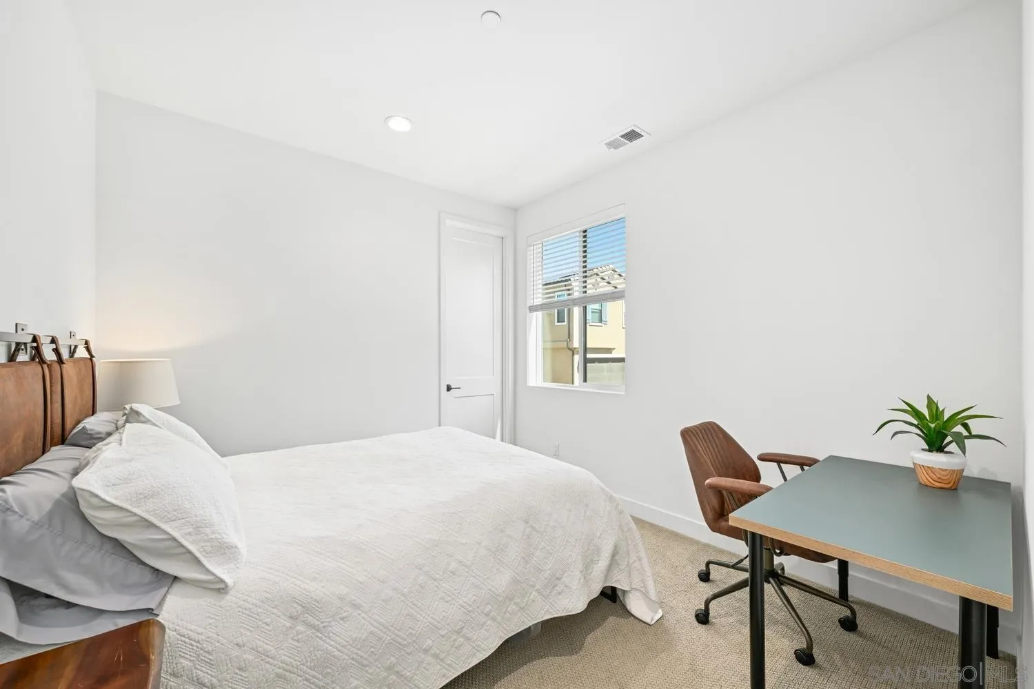 https://cdn.realtyfeed.com/cdn/127/260024394/845eba560190a8f3aa9b1a037bc70a56.webp