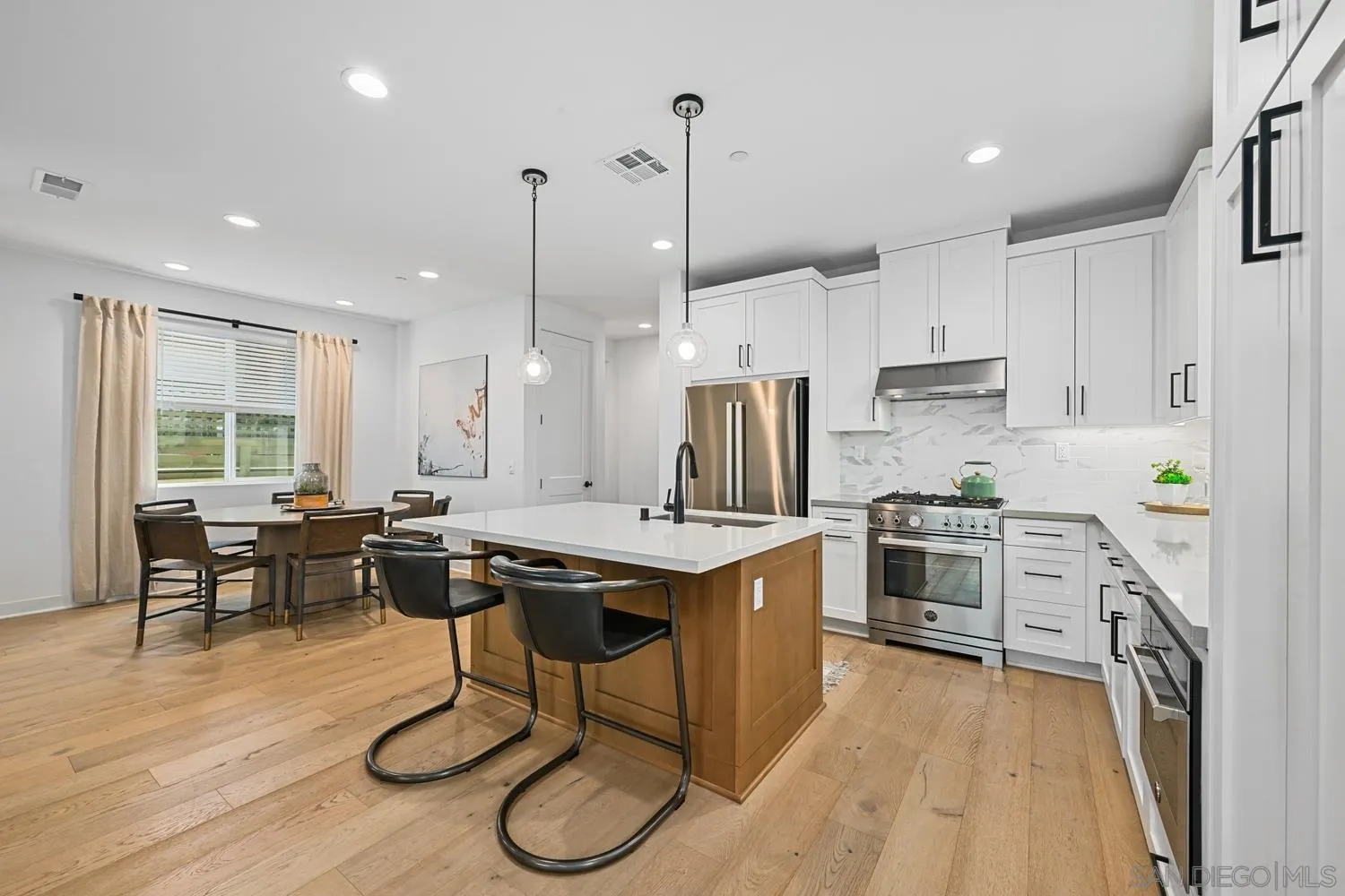 https://cdn.realtyfeed.com/cdn/127/260024394/8bd2c4019440ccab37c7a3f55a1de128.webp