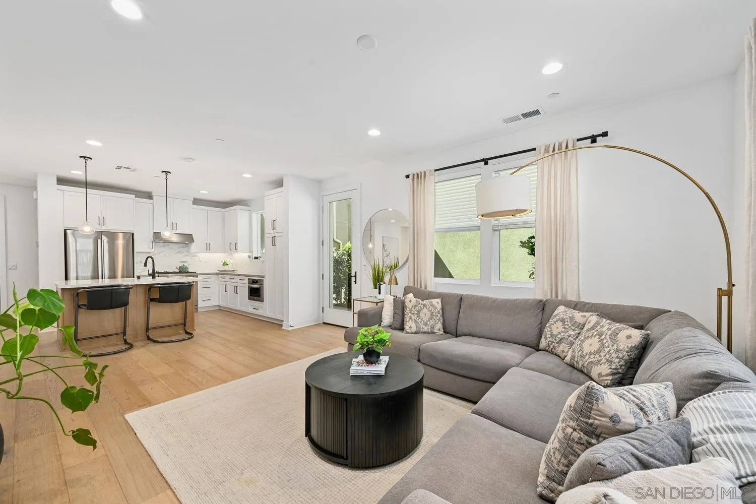 https://cdn.realtyfeed.com/cdn/127/260024394/c52658f08f4cadfca38216c4335a36a5.webp