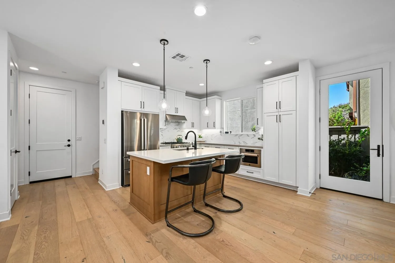https://cdn.realtyfeed.com/cdn/127/260024394/f6e174bbe57acbd227bc5e1e4a352cf6.webp