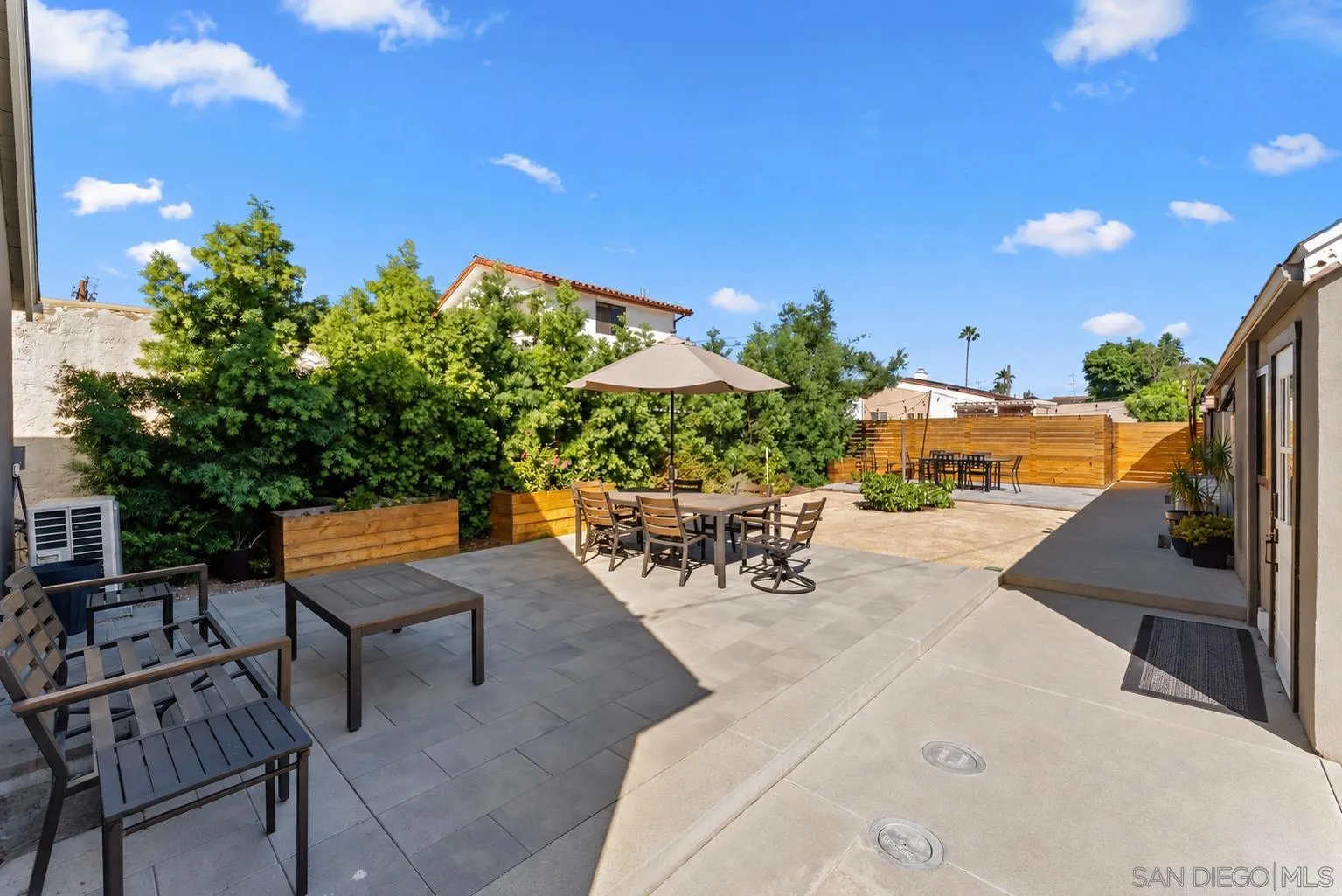 https://cdn.realtyfeed.com/cdn/127/260024396/43d1943ff73bc01936d5d713d486c3c0.webp