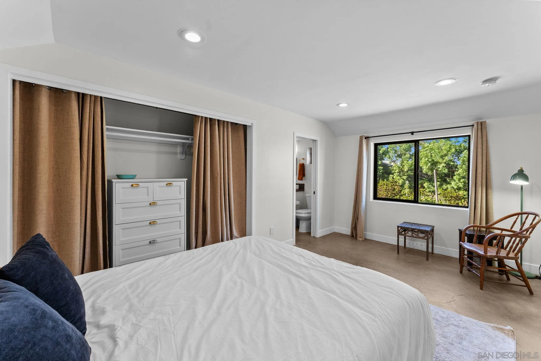 https://cdn.realtyfeed.com/cdn/127/260024396/df4dbe341af4568aa5118986d78aec3a.webp