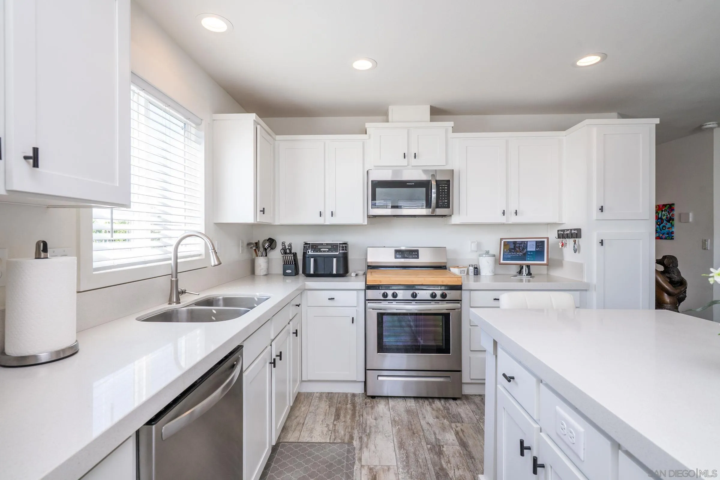 https://cdn.realtyfeed.com/cdn/127/260024404/24ec6928dc1503343e1498d0baae3cb7.webp