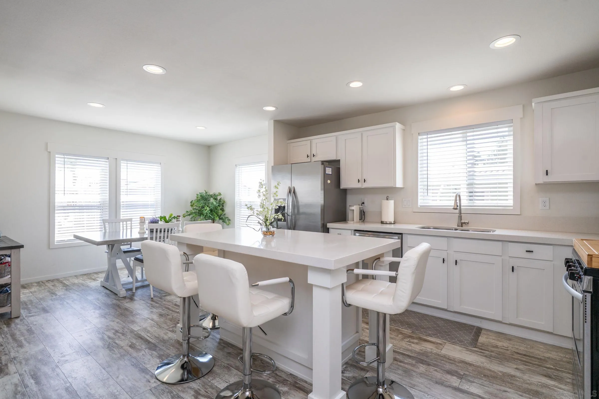 https://cdn.realtyfeed.com/cdn/127/260024404/489f7137da5bf8fcafccb2574042dc04.webp