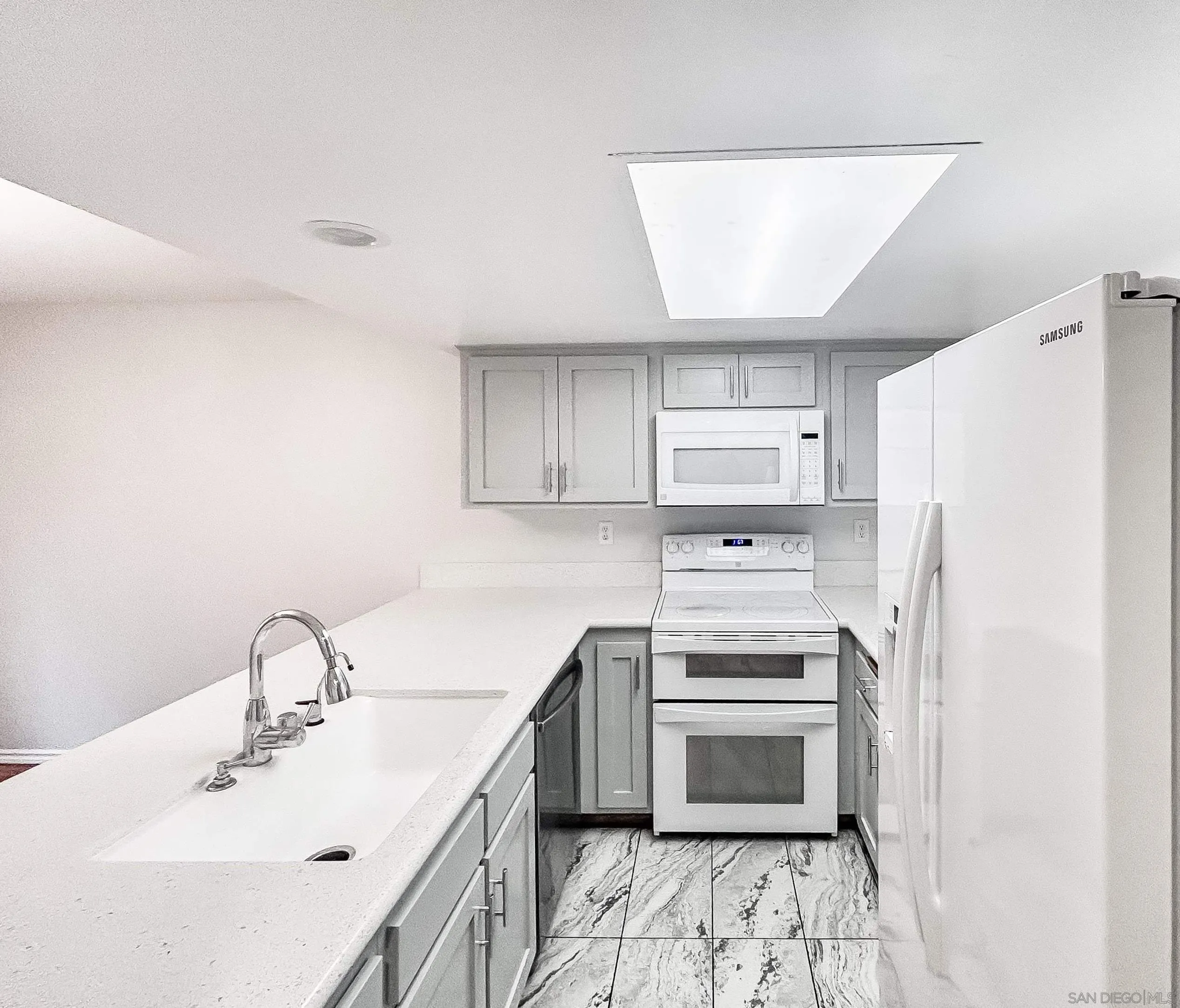 https://cdn.realtyfeed.com/cdn/127/260024406/ef5dd62d3a895195907eb26e0b003e8e.webp