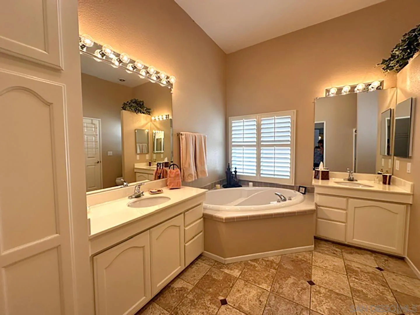 https://cdn.realtyfeed.com/cdn/127/260024421/4391b0a4601baedc6a2704e529c0ac1f.webp