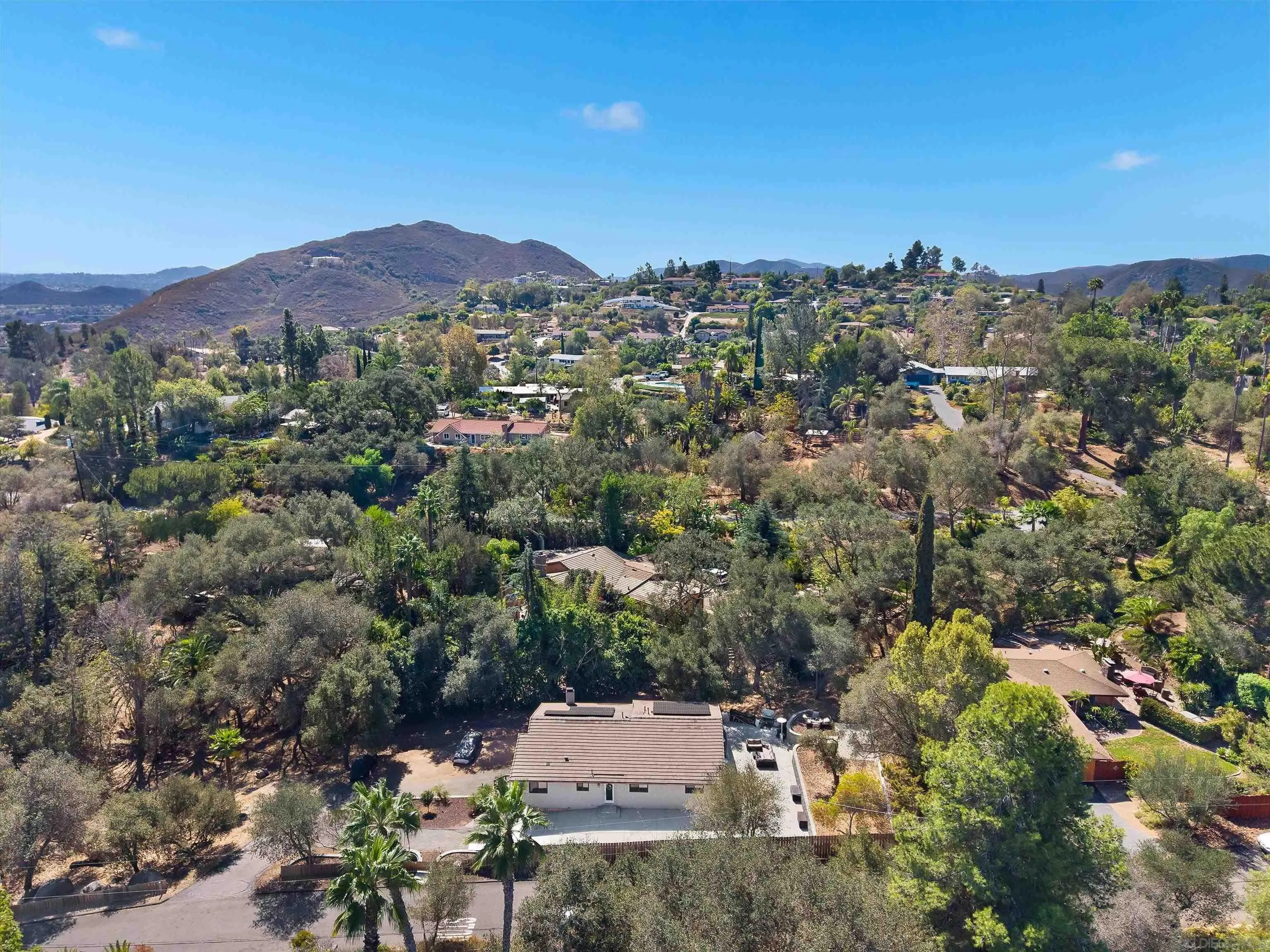https://cdn.realtyfeed.com/cdn/127/260024424/fde5a76179860dc12ca8db7be54a4d81.webp