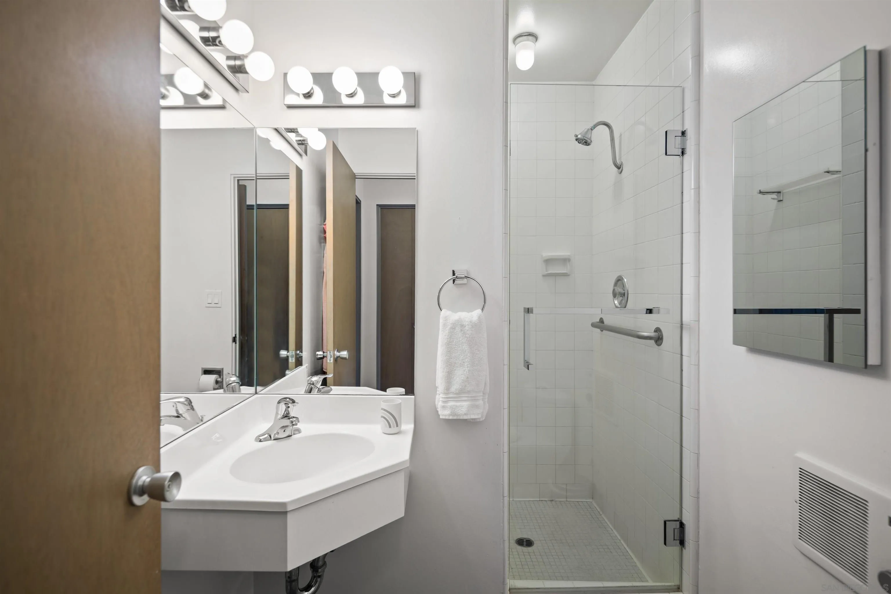 https://cdn.realtyfeed.com/cdn/127/260024430/b8a7370ec8b7990b71ef588ee0880b1d.webp