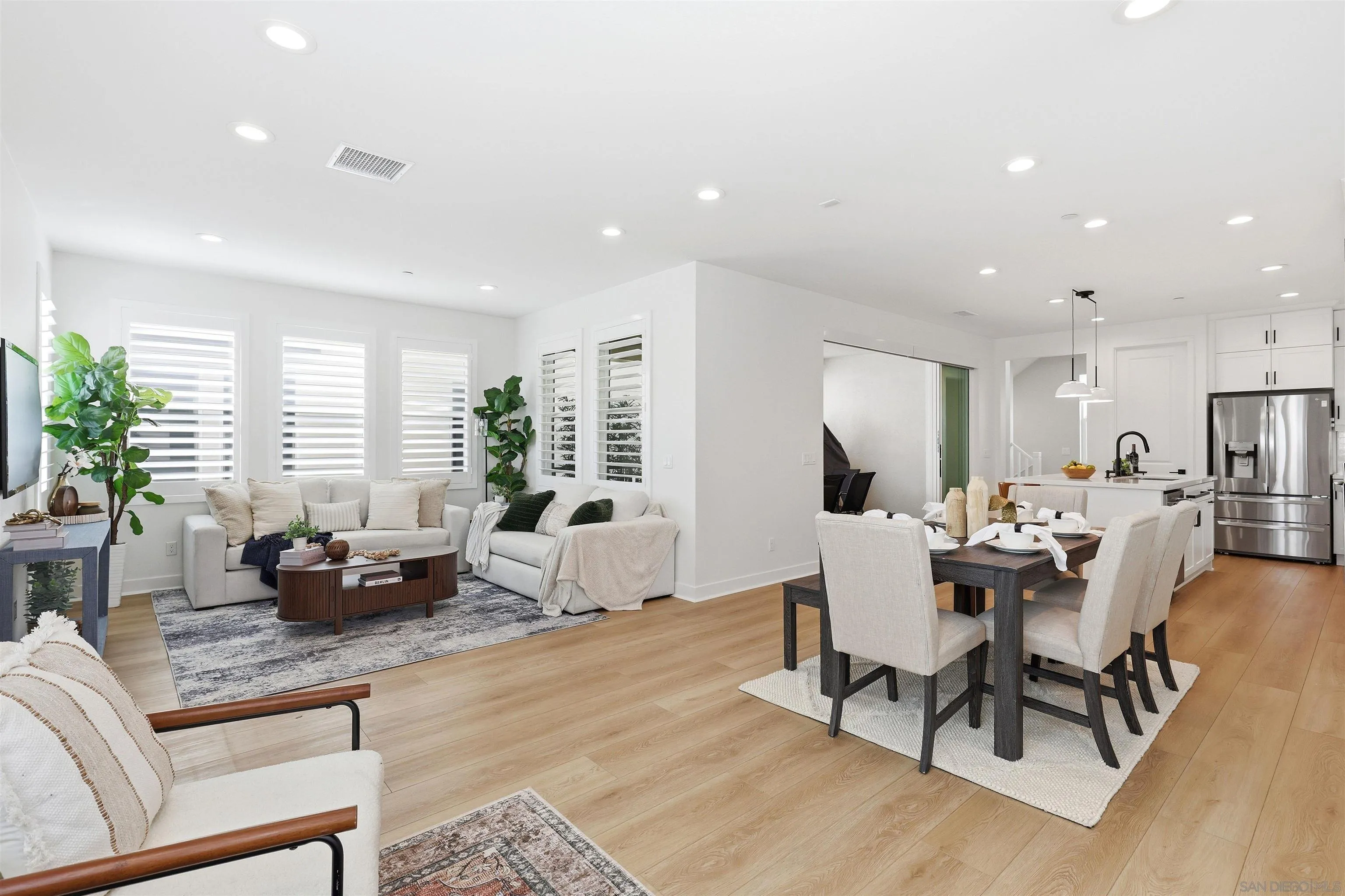 https://cdn.realtyfeed.com/cdn/127/260024442/ce384b34370b0687bb5a9f724f4dd06c.webp