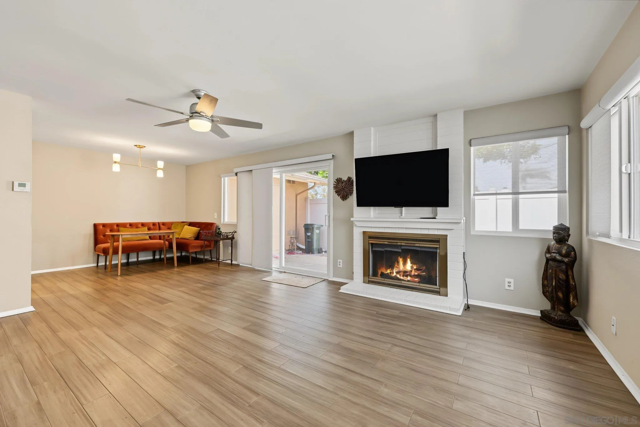 https://cdn.realtyfeed.com/cdn/127/260024448/9b86bde60410de4952d57a5115755750.webp