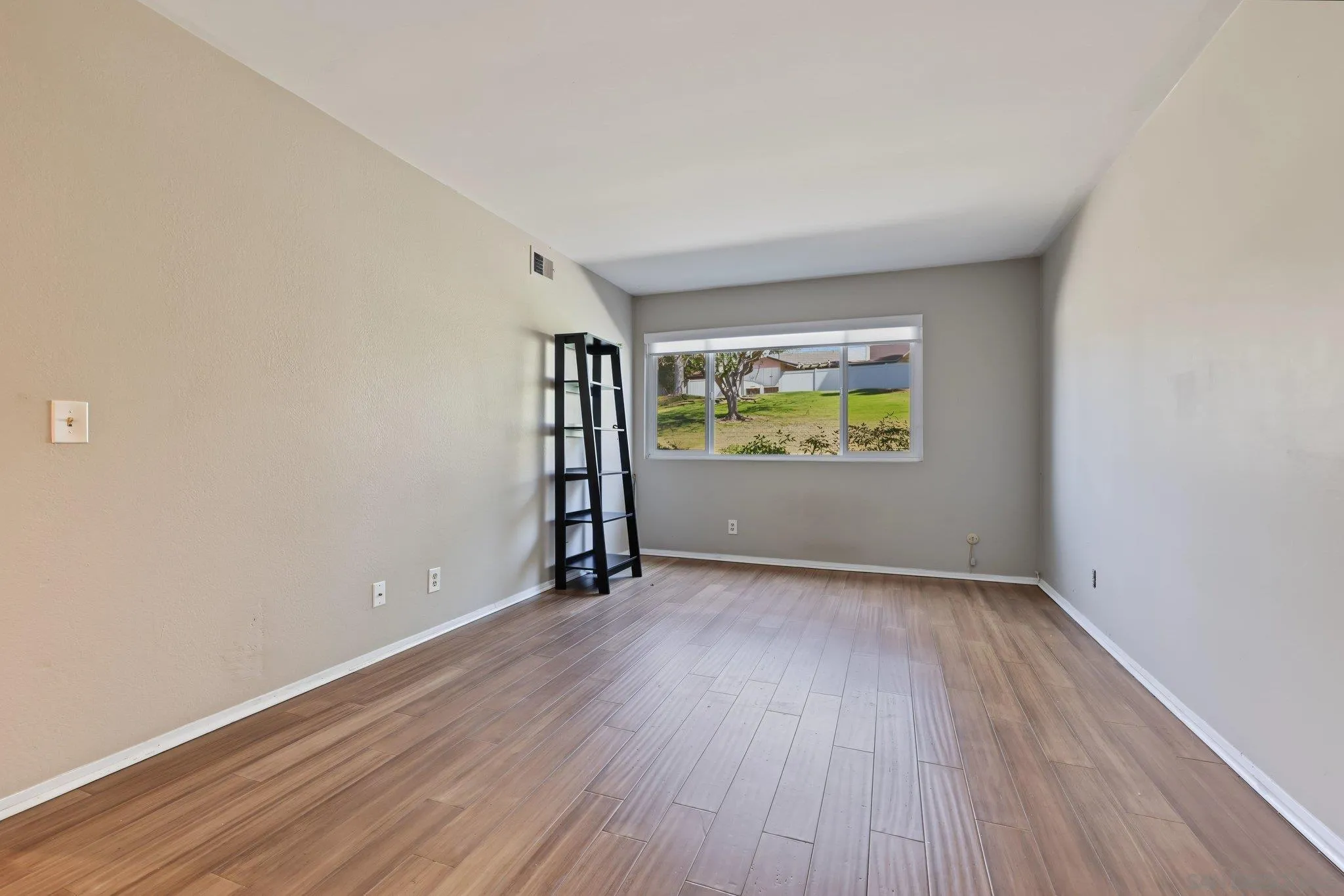https://cdn.realtyfeed.com/cdn/127/260024448/c53d622edd4f1508d3476f6168e79666.webp