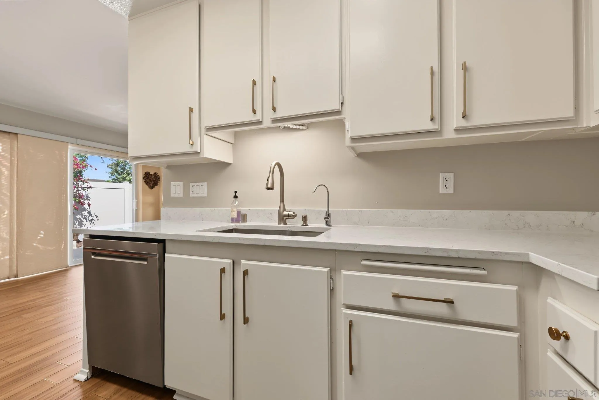 https://cdn.realtyfeed.com/cdn/127/260024448/d0c2fa1343cec2ca36411060303d7f66.webp
