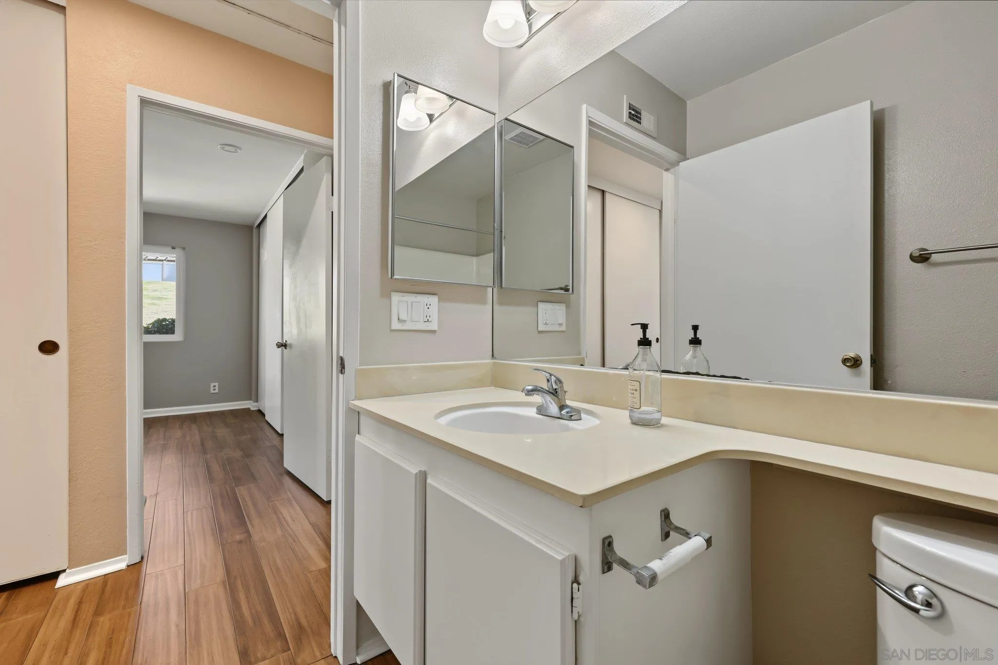 https://cdn.realtyfeed.com/cdn/127/260024448/e81f3218f5360007592c69b59b409995.webp
