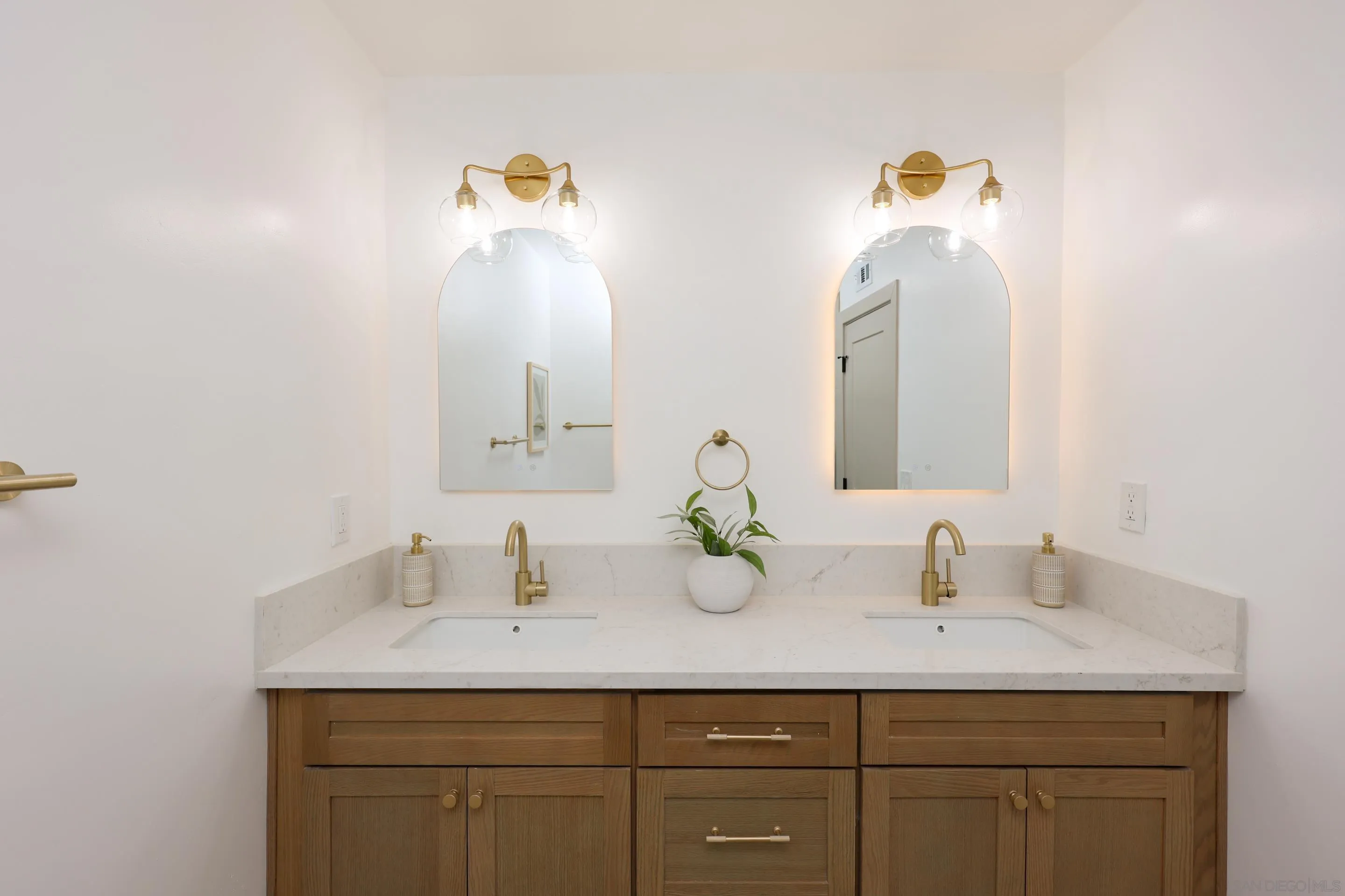https://cdn.realtyfeed.com/cdn/127/260024460/39bef486e6fe2ae851d0be463aa199c3.webp