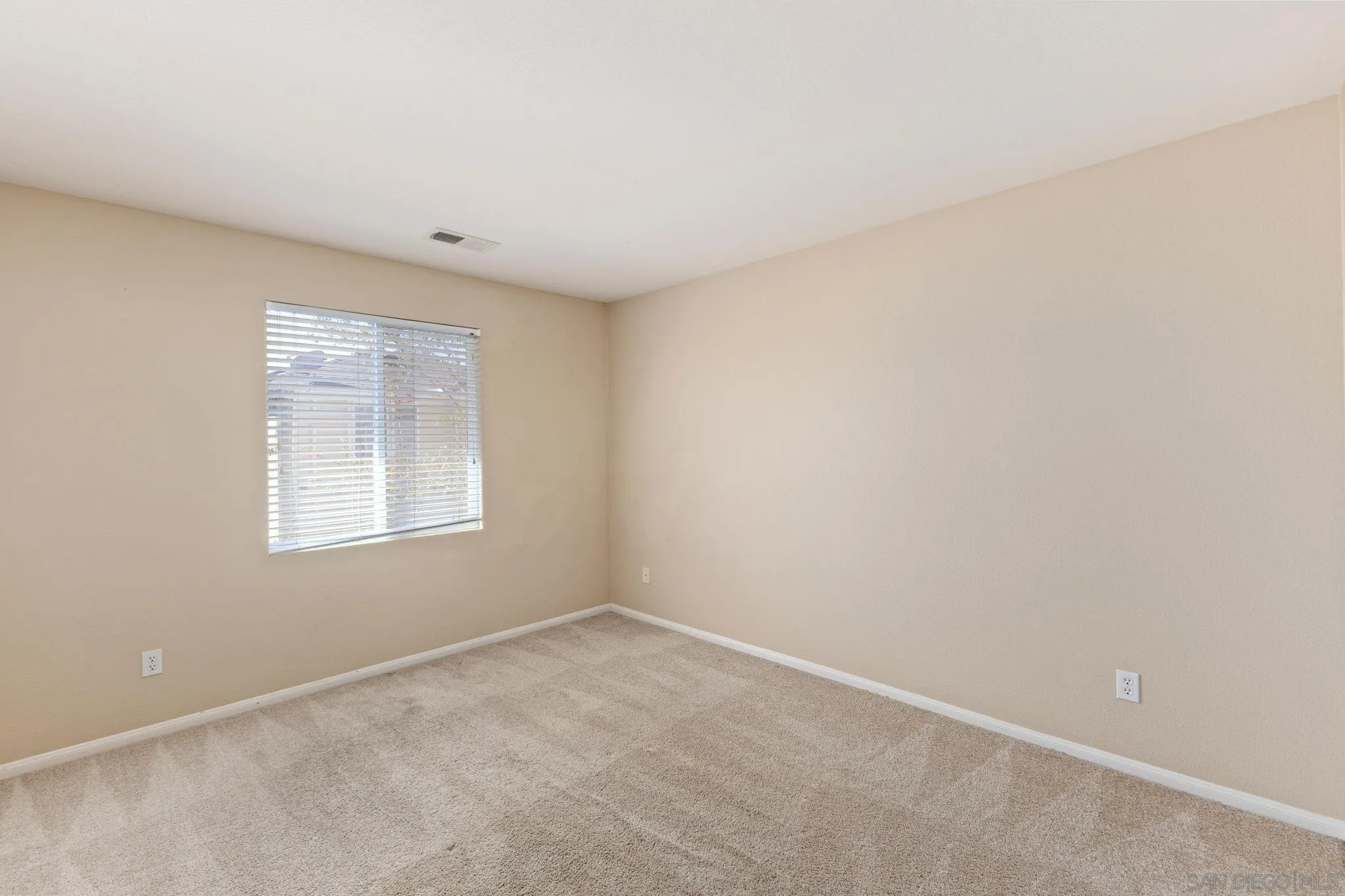 https://cdn.realtyfeed.com/cdn/127/260024476/bfb7e5ab12ef12ff598585d168c3a932.webp