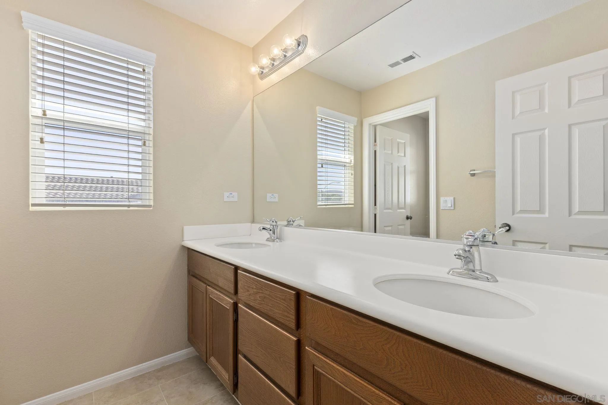 https://cdn.realtyfeed.com/cdn/127/260024476/cff8bd0ad76bc16b85caa702530ff338.webp