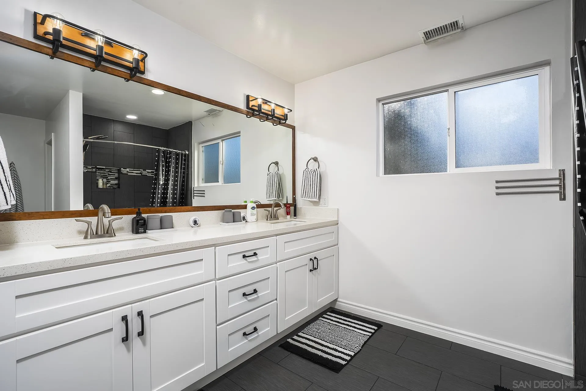 https://cdn.realtyfeed.com/cdn/127/260024481/975a9087c74b4b6d91408e7f7cd2625f.webp