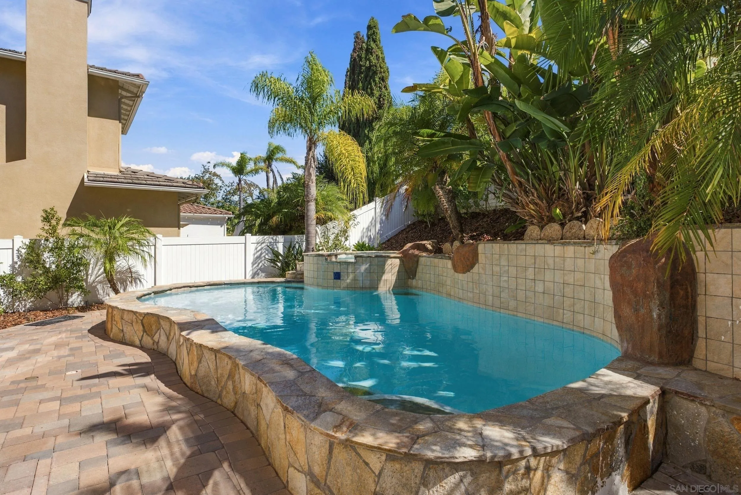 https://cdn.realtyfeed.com/cdn/127/260024495/aa1440035dc1849db09f328739a01030.webp