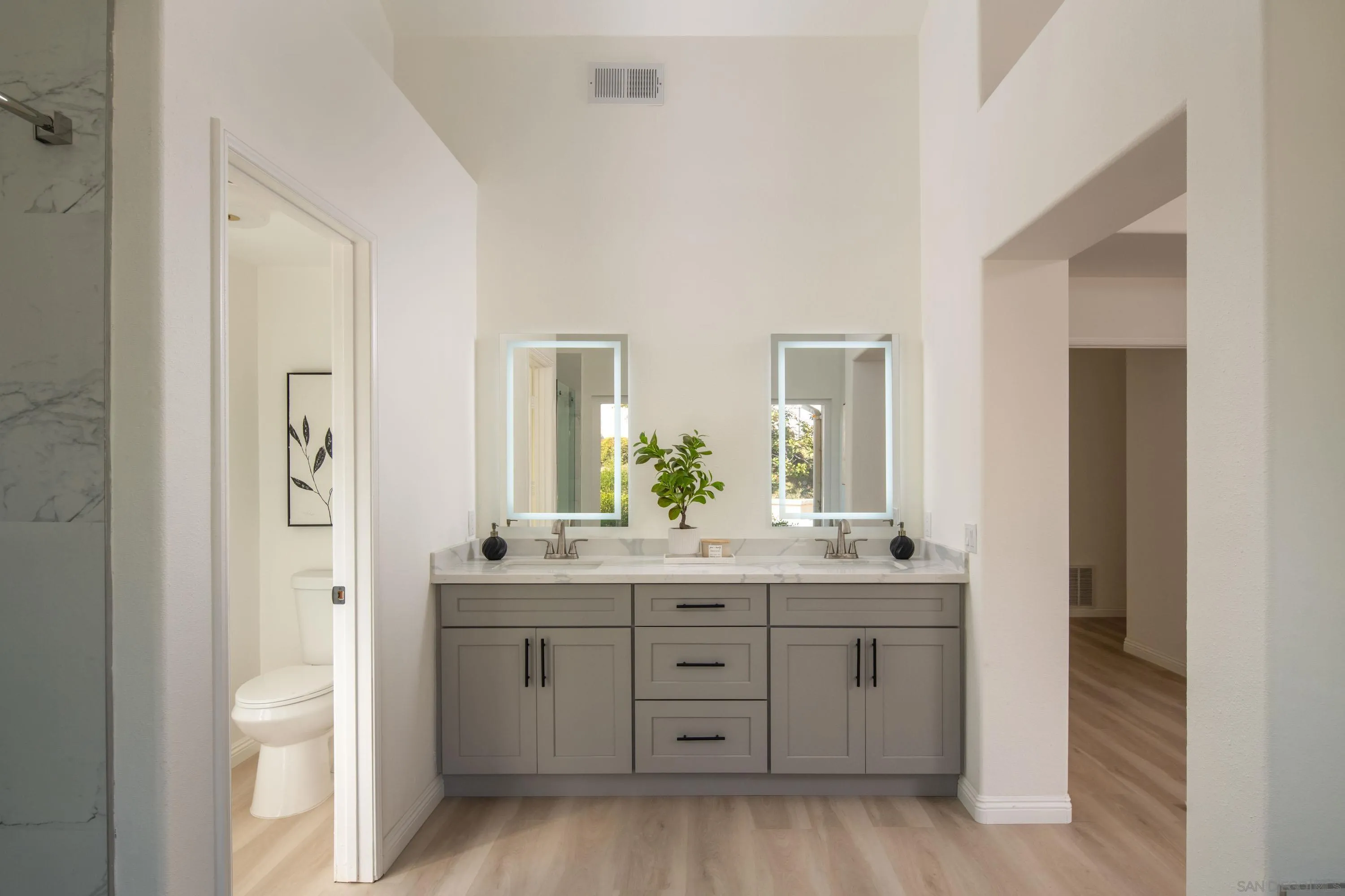 https://cdn.realtyfeed.com/cdn/127/260024498/7d14d216bf9f0e8c0307e5a68cf10522.webp